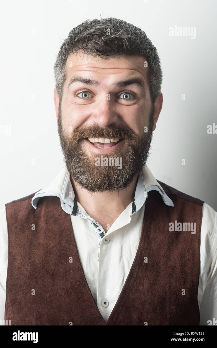 L'uomo con una lunga barba e baffi sul volto felice. Foto Stock