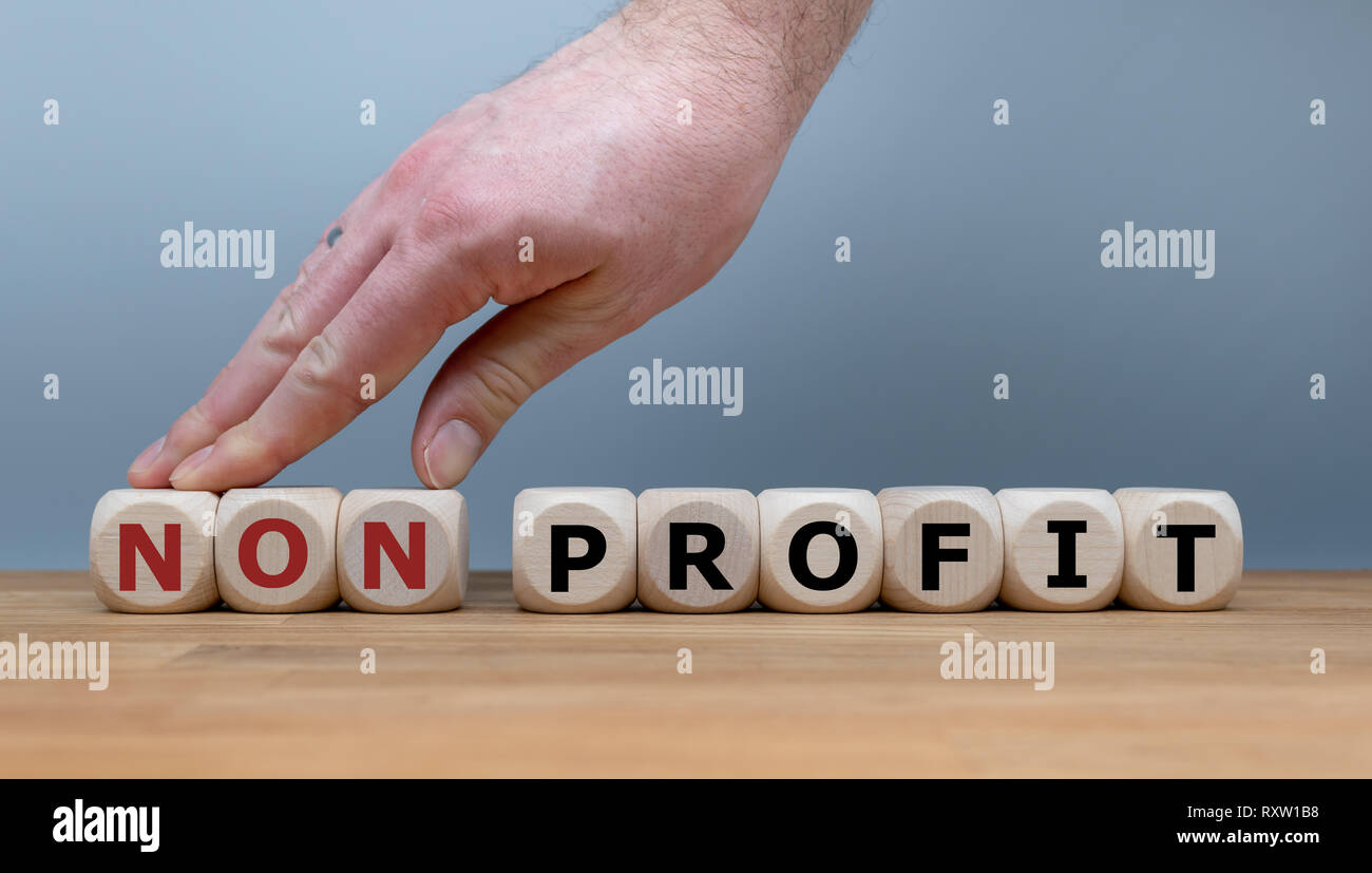 Modifiche a mano la parola 'no-profit" a "profitto". Foto Stock