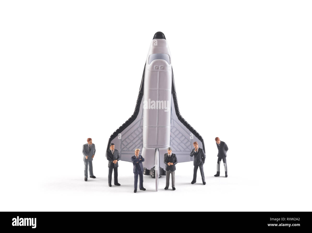 Concetto di avvio. Le figure di imprenditore con lo space shuttle su sfondo bianco Foto Stock