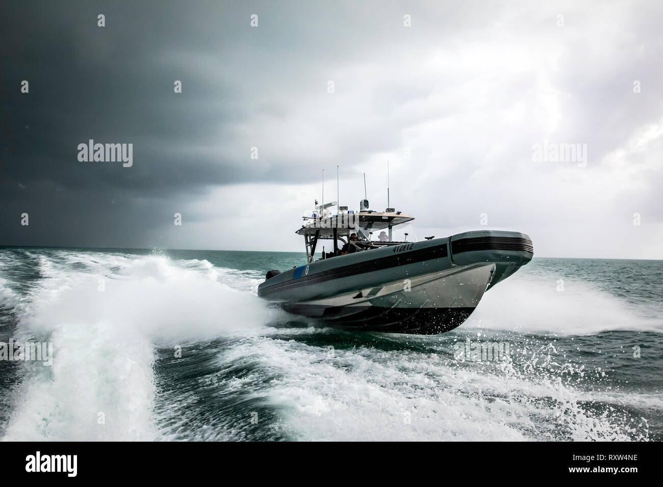 Marino agenti di interdizione con U.S. Delle dogane e della protezione delle frontiere aria e operazioni Marine (AMO) sul bordo di un intercettore costiere nave (CIV) con una velocità massima di 58 nodi e la gamma di 402 miglia. Vedere la descrizione per maggiori informazioni. Foto Stock