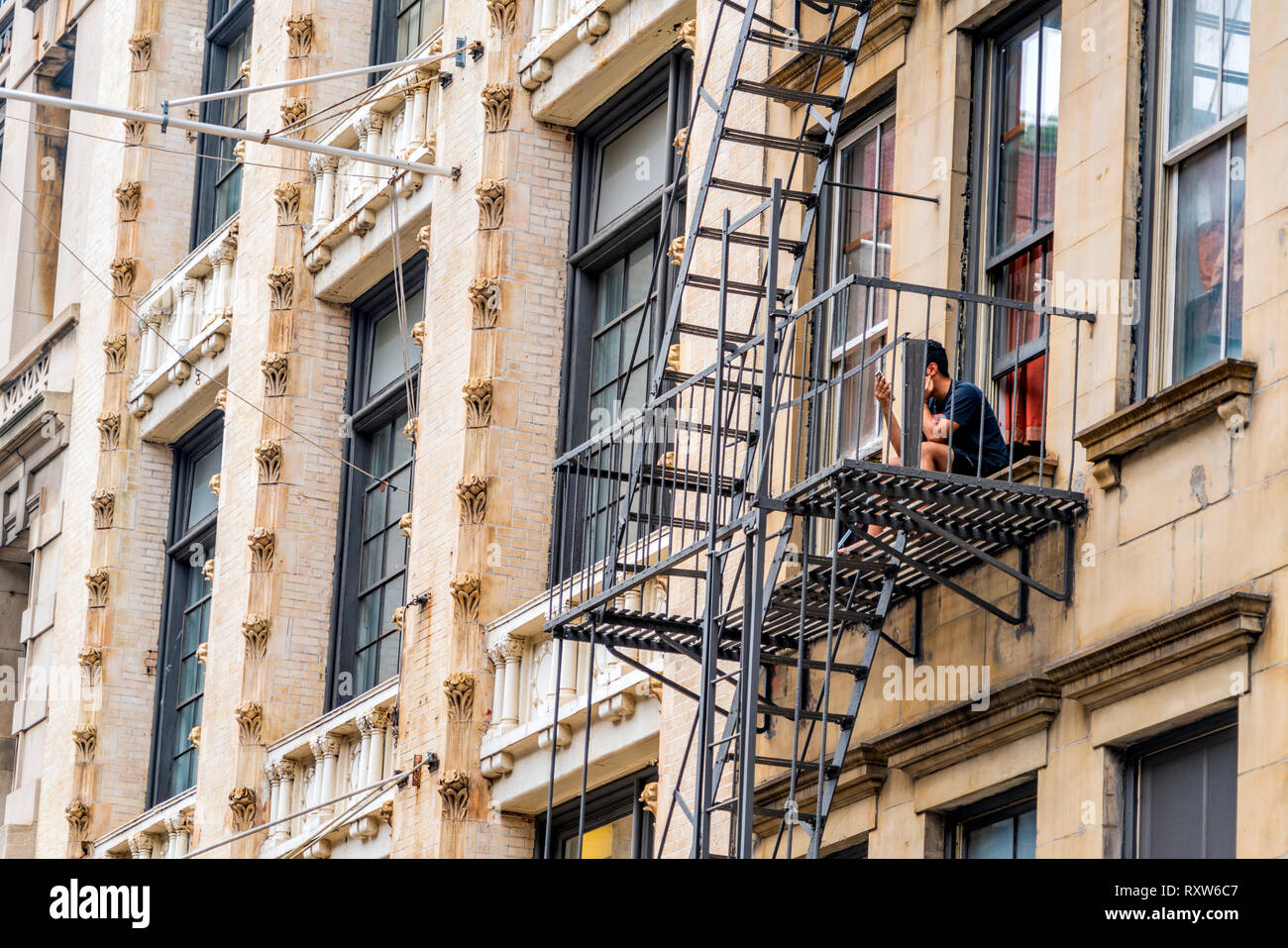 Abitante della città sulla via di fuga in caso di incendi Foto Stock