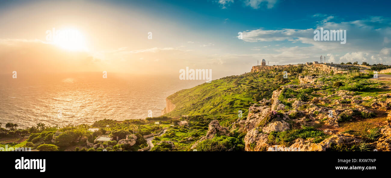 Dingli Cliffs, Malta: strada panoramica con una vista romantica su Dingli Cliffs e aviazione il radar al tramonto Foto Stock