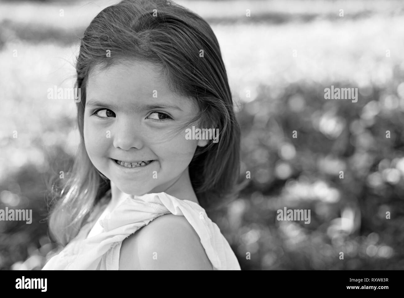 Un bambino piccolo. Bellezza naturale. Bambini Giorno. viso e trattamenti viso. allergia ai fiori. Bambina in primavera soleggiata. Primavera. previsioni meteo. Estate Foto Stock