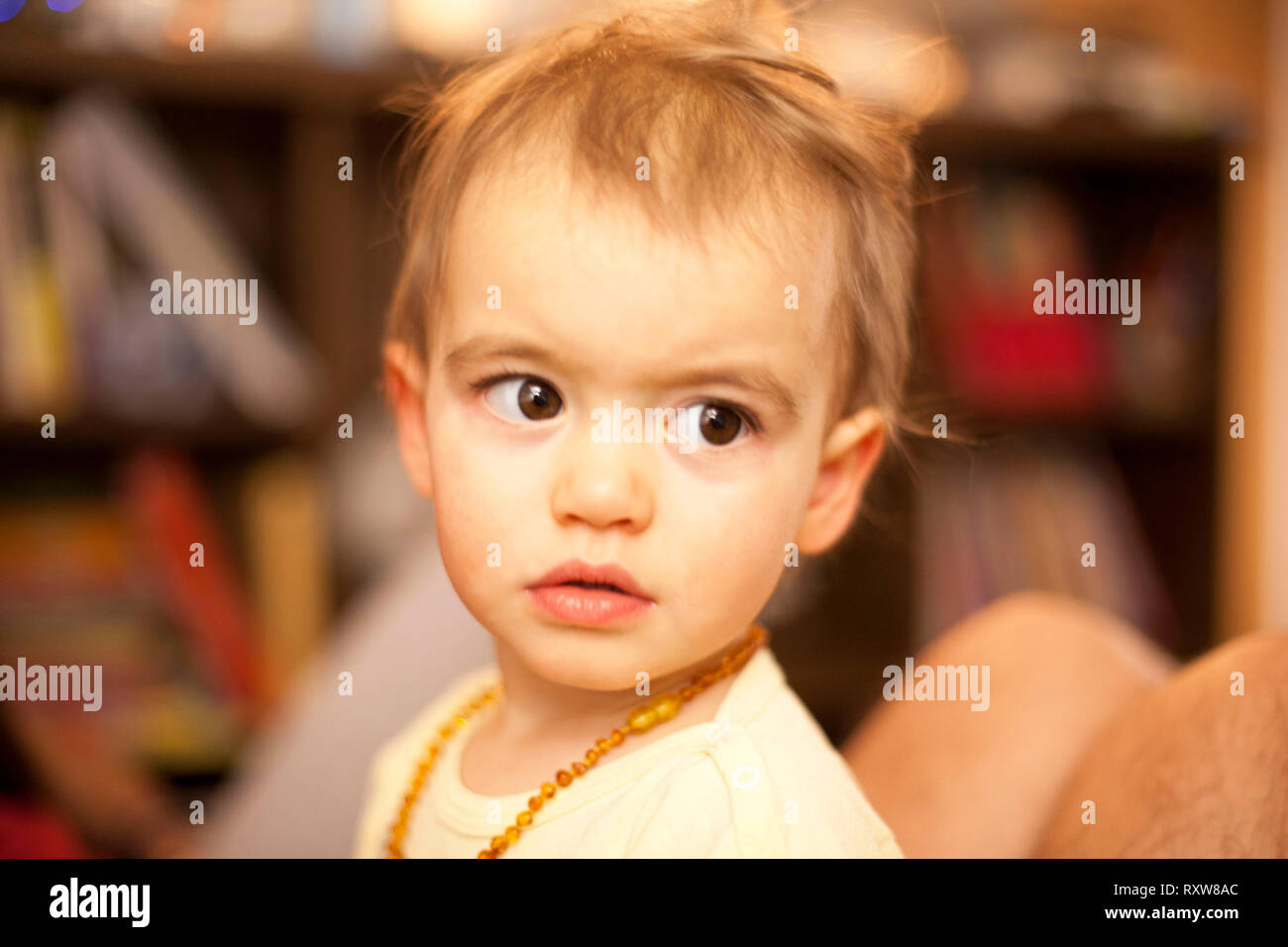 Ritratto di bionda bambina con bellissimi occhi marroni Foto Stock