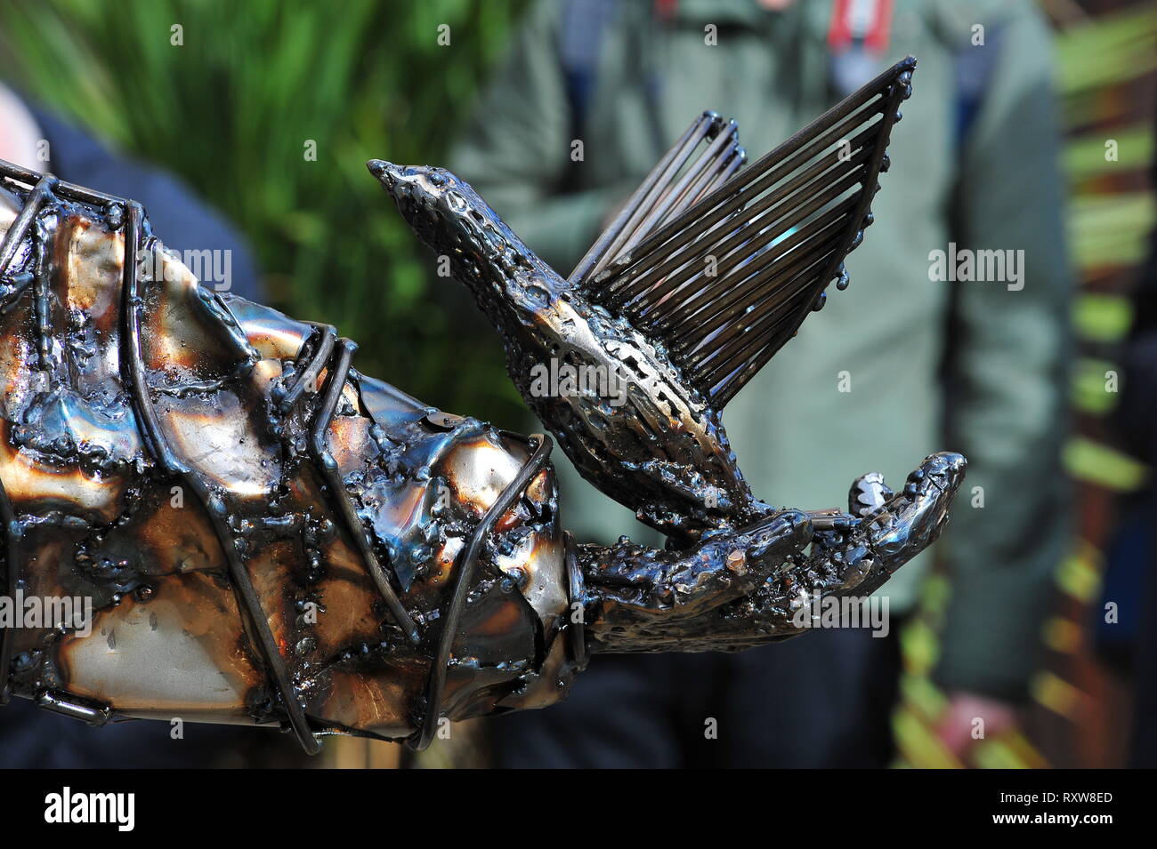 I soldati di sacrificio scultura dell'artista Alfie Bradley sul display nella motivazione della chiesa di St Nicholas Liverpool. Foto Stock