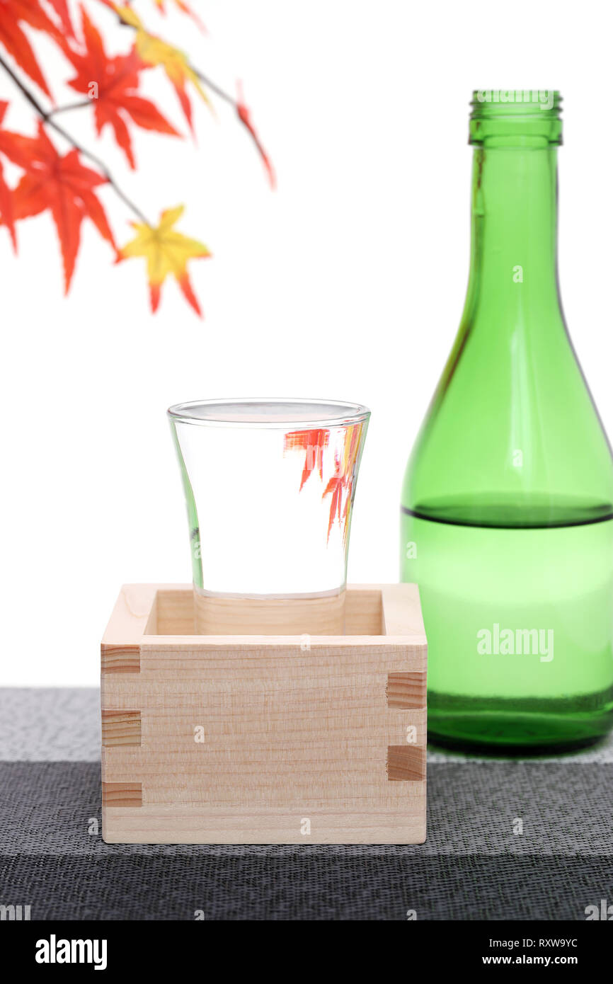 Giapponese scatola in legno masu con amore su tavola, su sfondo bianco Foto Stock