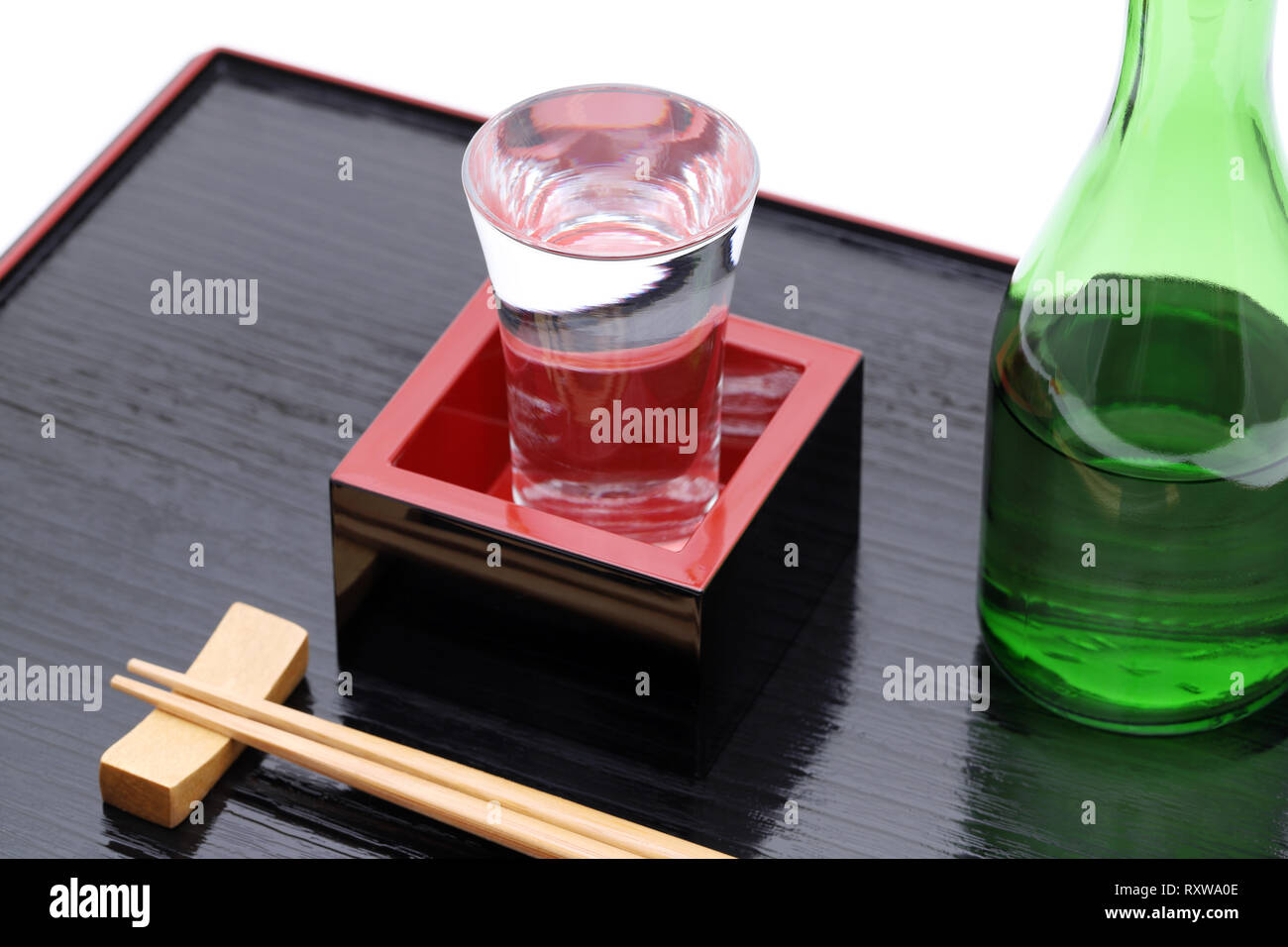 Giapponese scatola in legno masu con semplicità sul vassoio in legno, su sfondo bianco Foto Stock