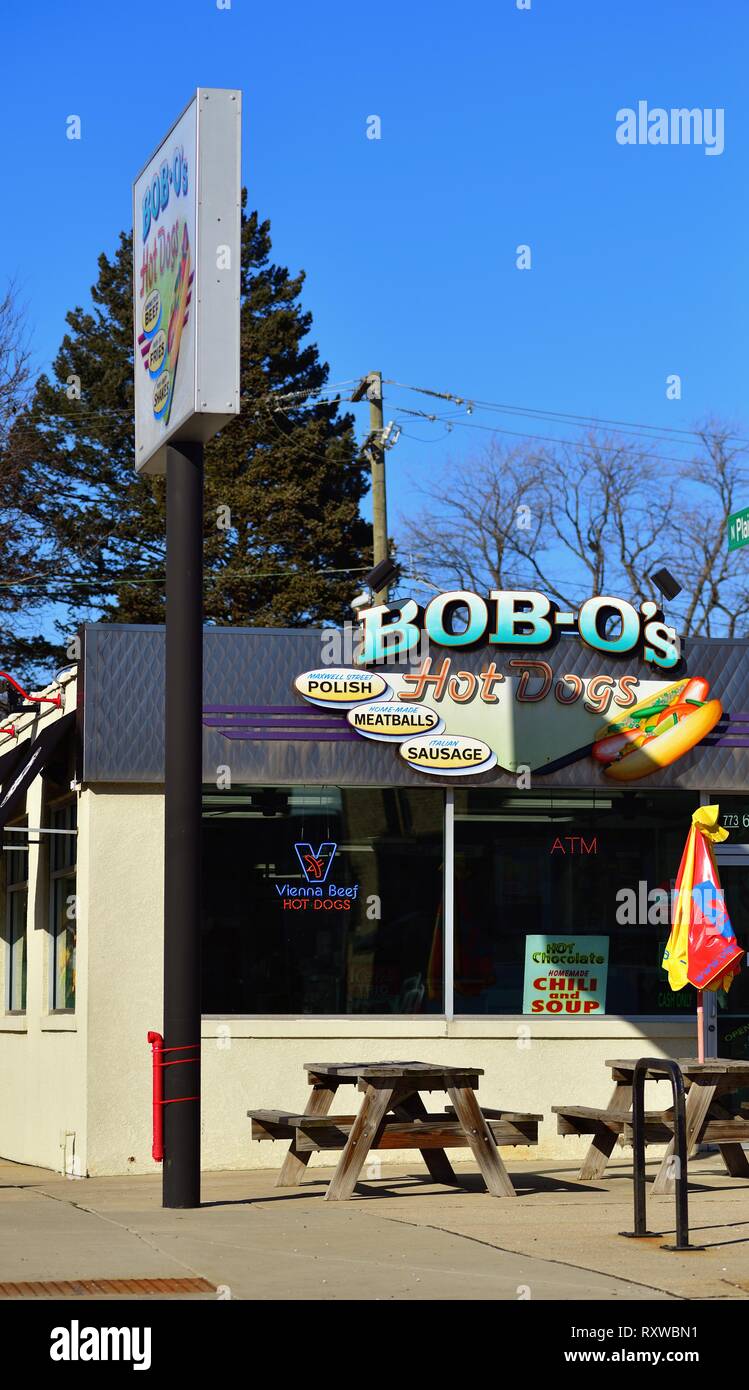 Chicago, Illinois, Stati Uniti d'America. Un hot dog stand sul lato nord-ovest della città. Il quartiere hot stand è stata storicamente un fiocco in Chicago. Foto Stock