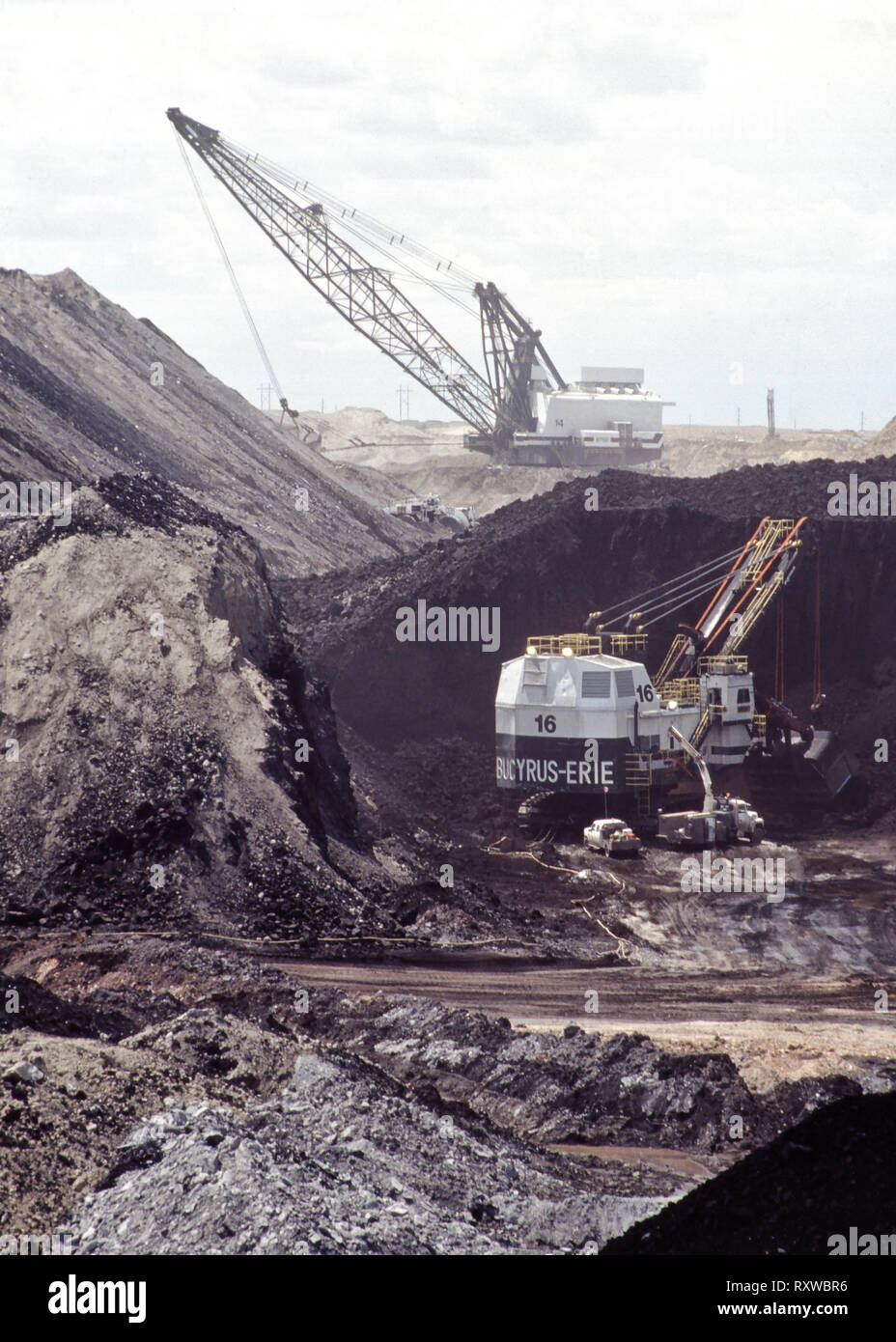 Il carbone miniere di superficie, Bucyrus Electric pala di scavo cucitura di carbone, pala lavora in distanza. Foto Stock