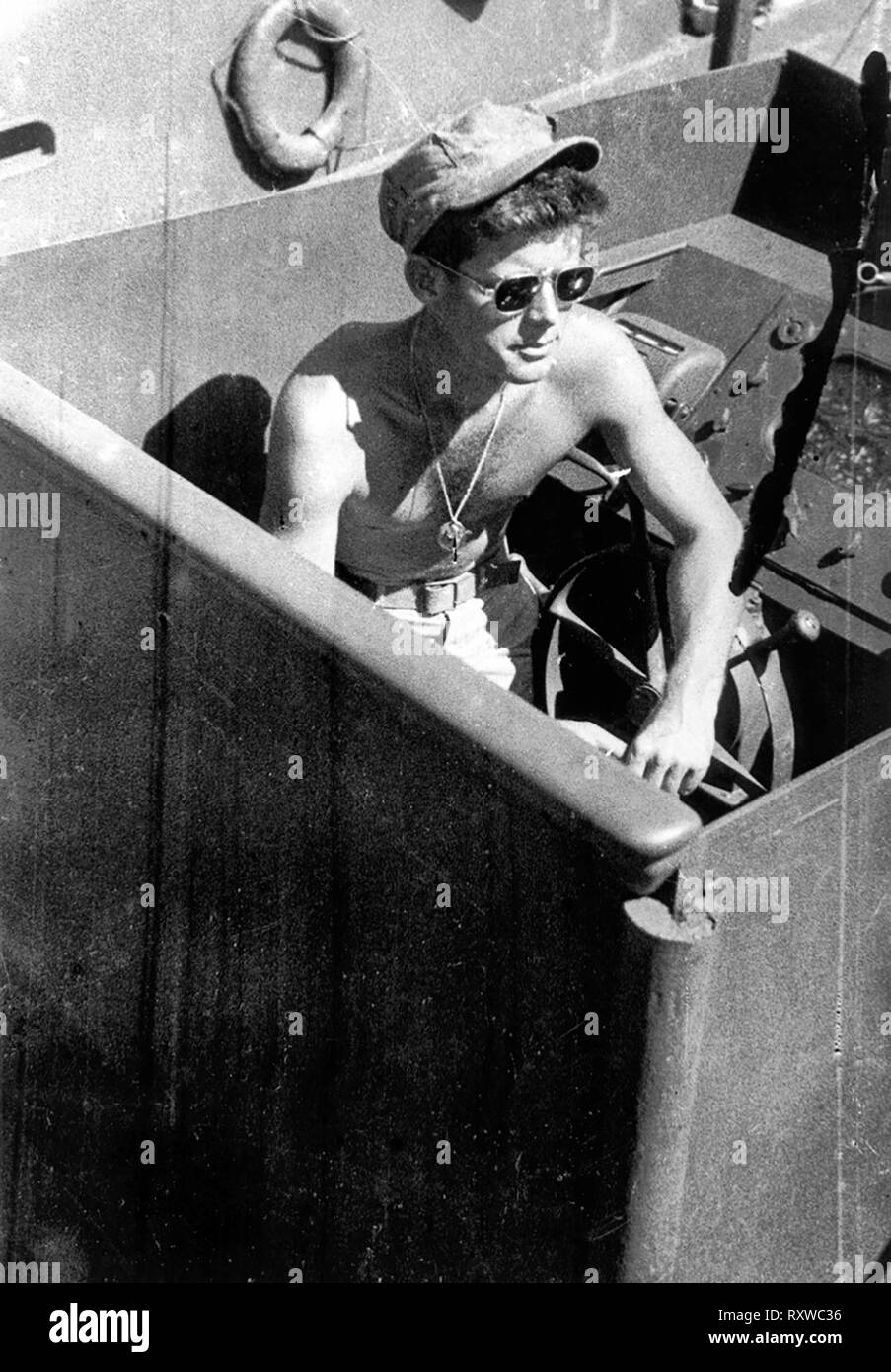 Lt. John Fitzgerald Kennedy a bordo del PT-109, 1943 Foto Stock