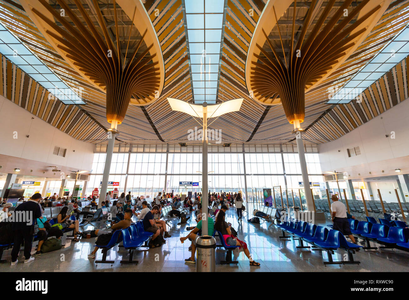 Puerto Princesa, Palawan - Feb 25, 2019: i passeggeri di salire a bordo del volo in Puerto Princesa International Airport, PALAWAN FILIPPINE Foto Stock