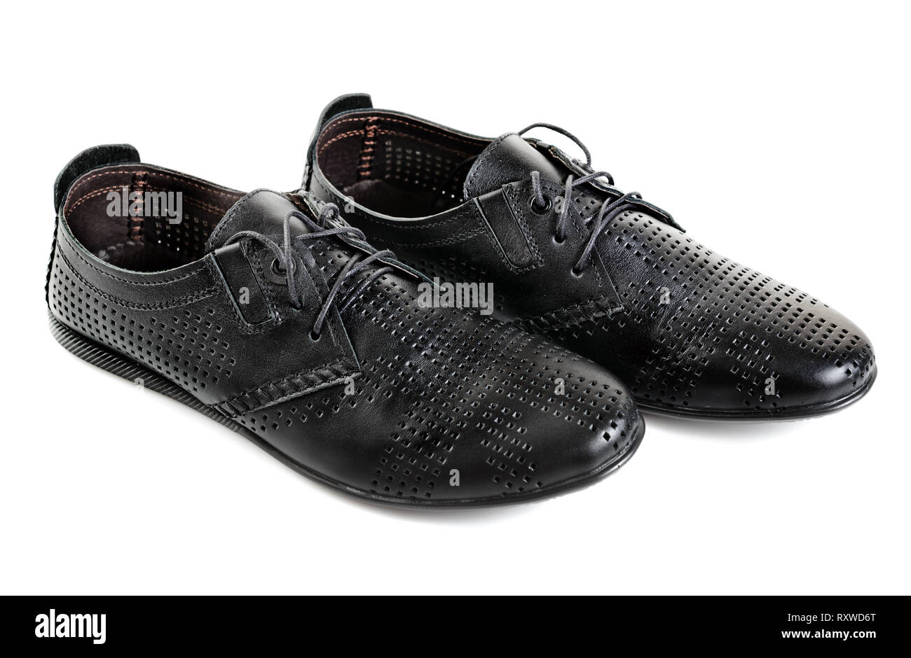 Coppia di uomo nero scarpe casual classic con fori isolati su sfondo bianco Foto Stock