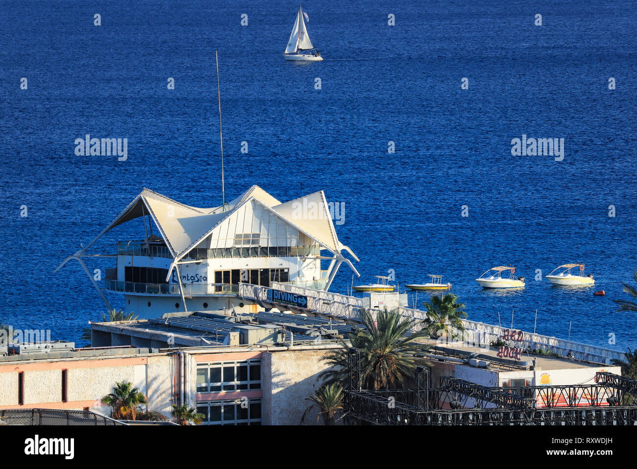 Eilat, Israele - 28 Febbraio 2019: volare oltre la costa a Eilat di Israele. Foto Stock