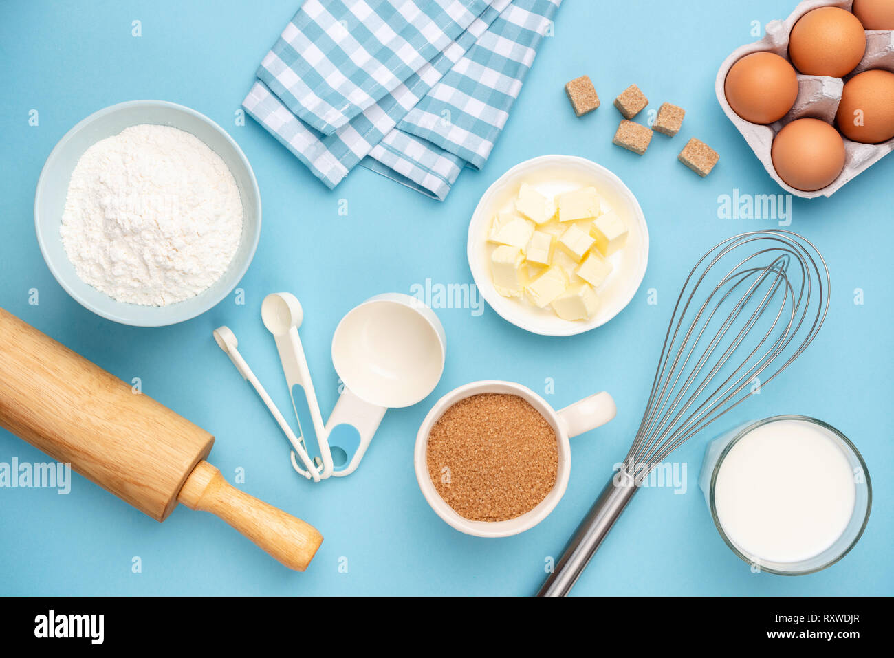 Utensili da cucina e cottura Ingredienti su sfondo blu. In stile retrò e di cottura piatto di cottura lay, tabella vista superiore Foto Stock