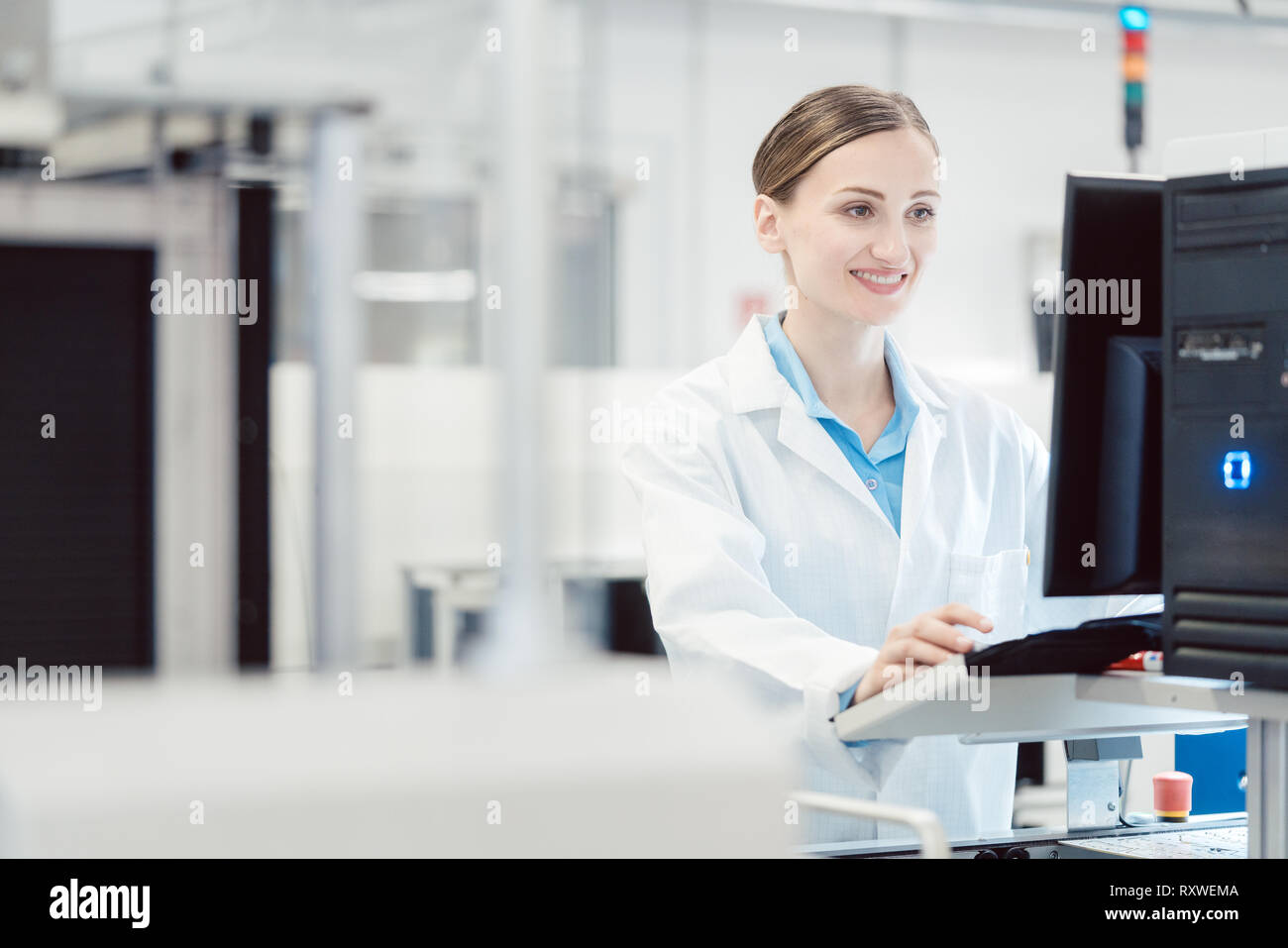 Ingegnere di funzionamento della linea di produzione in fabbrica di componenti elettronici Foto Stock