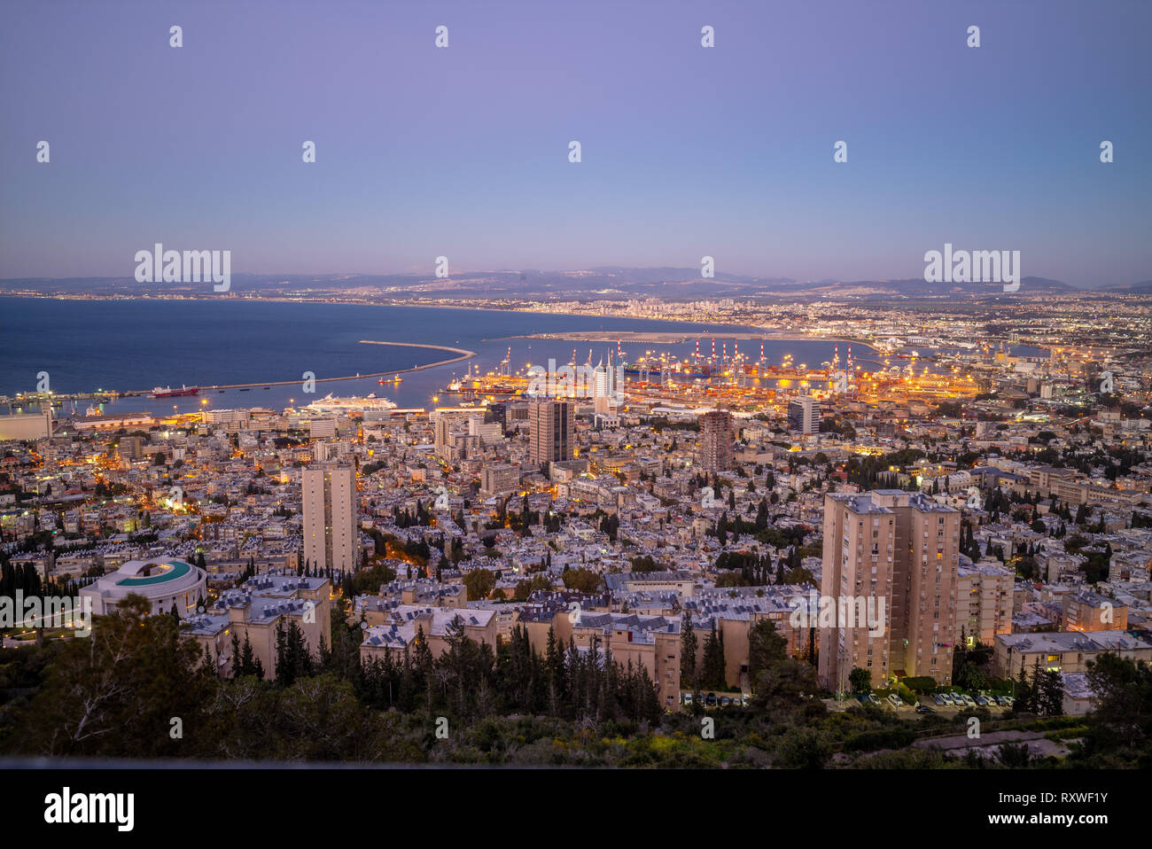 Cityscape di Haifa in Israele durante la notte Foto Stock