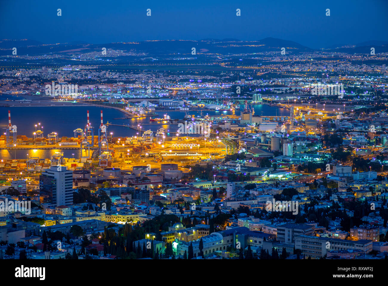 Cityscape di Haifa in Israele durante la notte Foto Stock