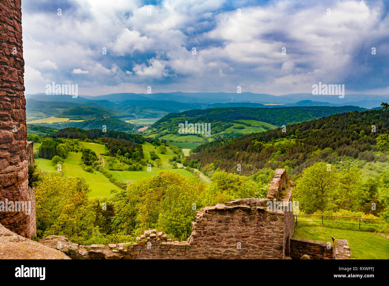 Fantastica vista della Valle Werra e l'Assia bassa montagna dal versante sud-occidentale del castello Hanstein, un castello in rovina in Germania centrale... Foto Stock