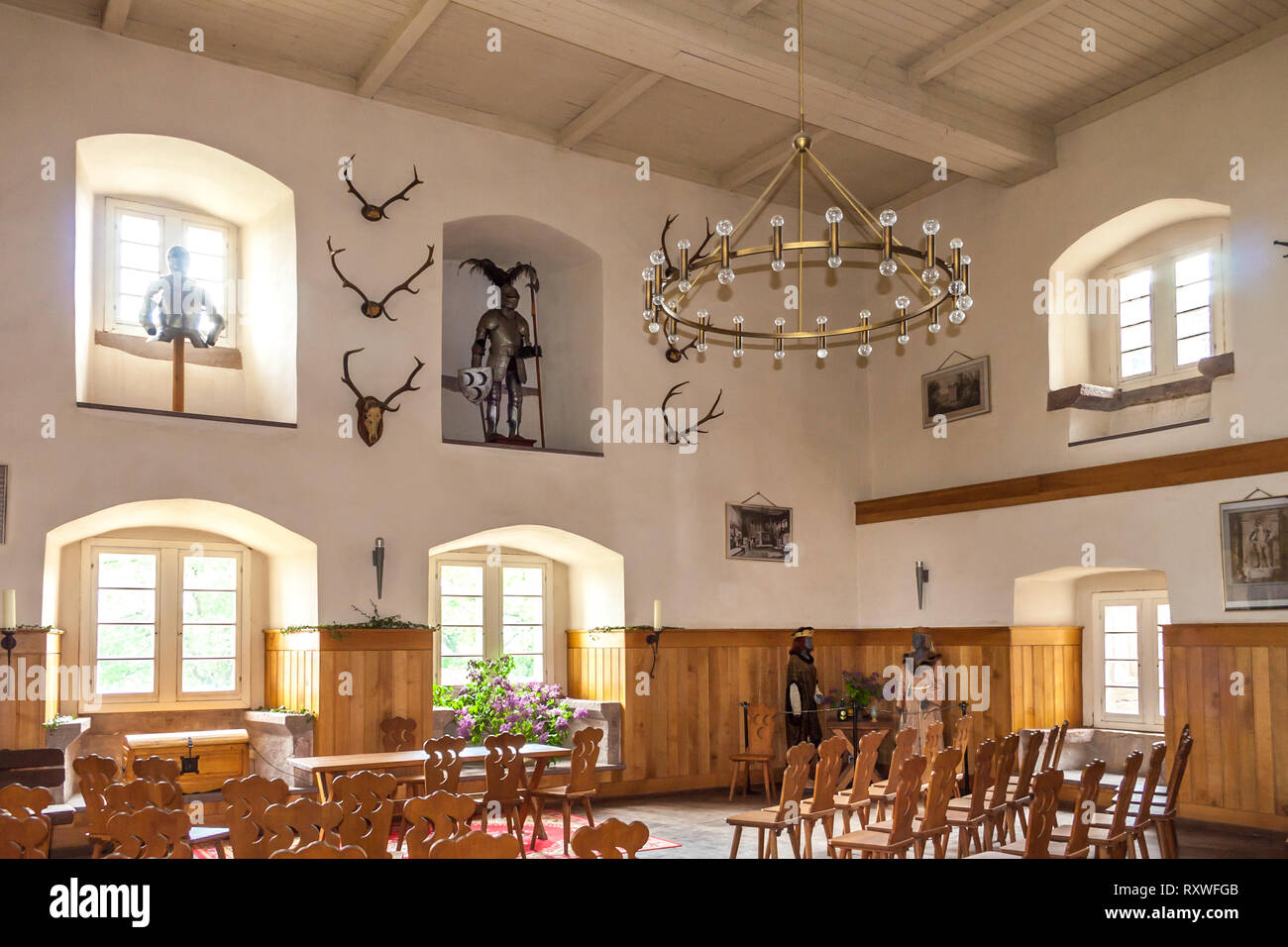 Nella sala dei cavalieri del castello Hanstein in Turingia, Germania. La camera è arredata con armature di cavalieri, abiti medievali, montato a parete corna di cervo,... Foto Stock