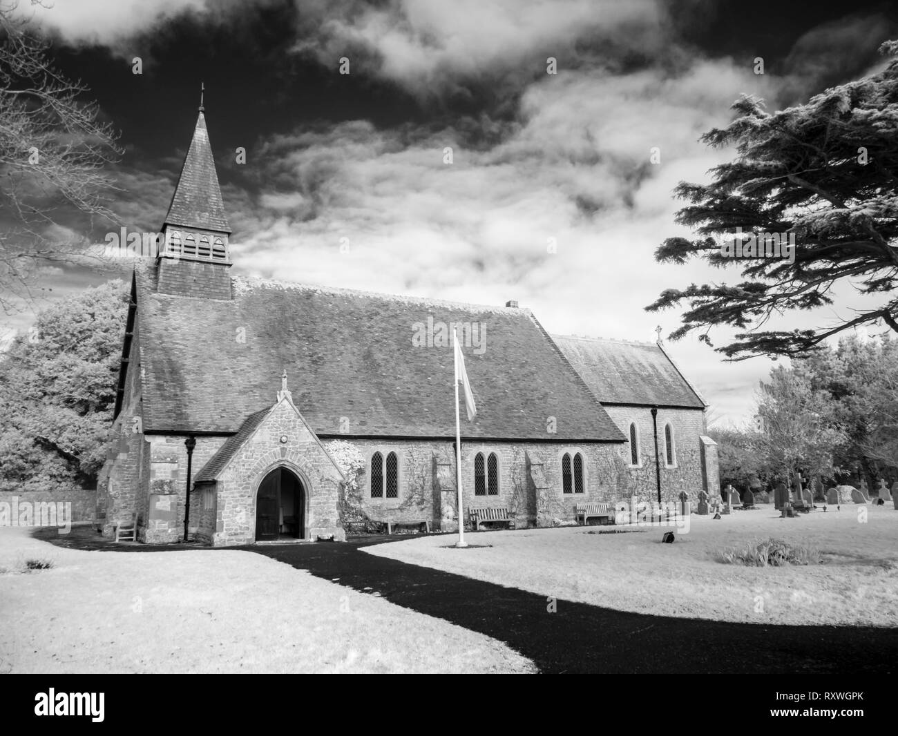 Una immagine infrarossa della chiesa di San Pietro nella città di Selsey nel West Sussex, in Inghilterra. Foto Stock