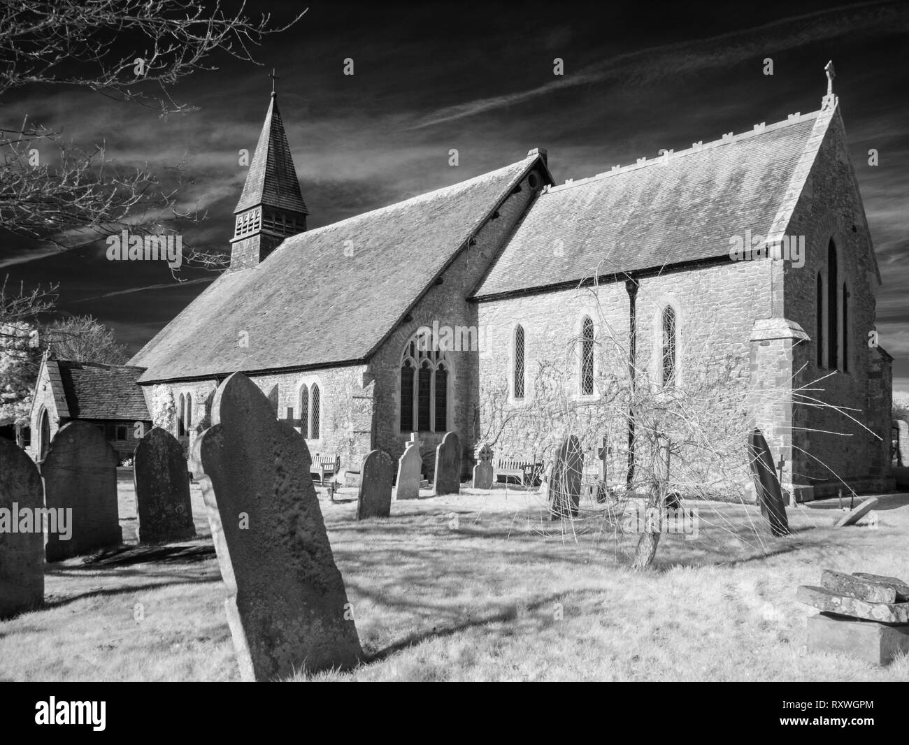 Una immagine infrarossa della chiesa di San Pietro nella città di Selsey nel West Sussex, in Inghilterra. Foto Stock