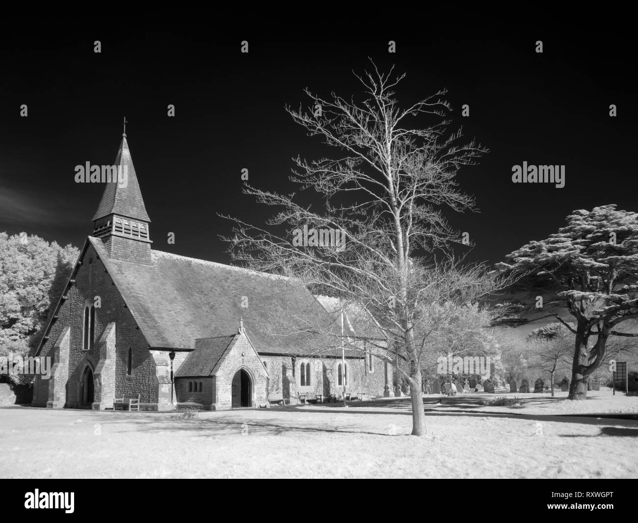 Una immagine infrarossa della chiesa di San Pietro nella città di Selsey nel West Sussex, in Inghilterra. Foto Stock
