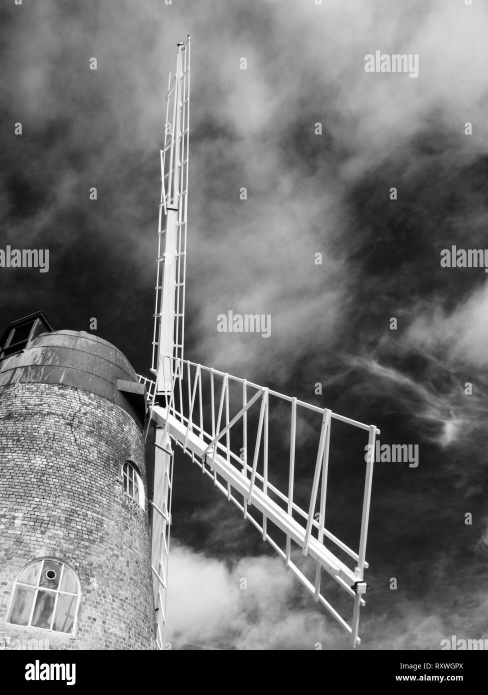 Una immagine infrarossa del Mulino Medmerry mulino a vento a Selsey, West Sussex, in Inghilterra. Foto Stock