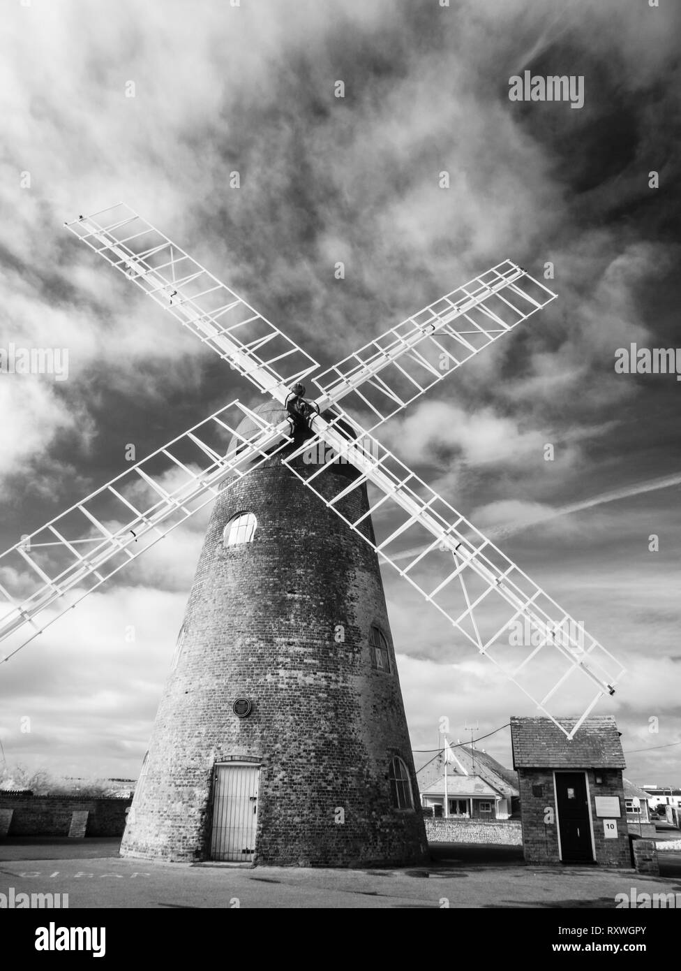 Una immagine infrarossa del Mulino Medmerry mulino a vento a Selsey, West Sussex, in Inghilterra. Foto Stock
