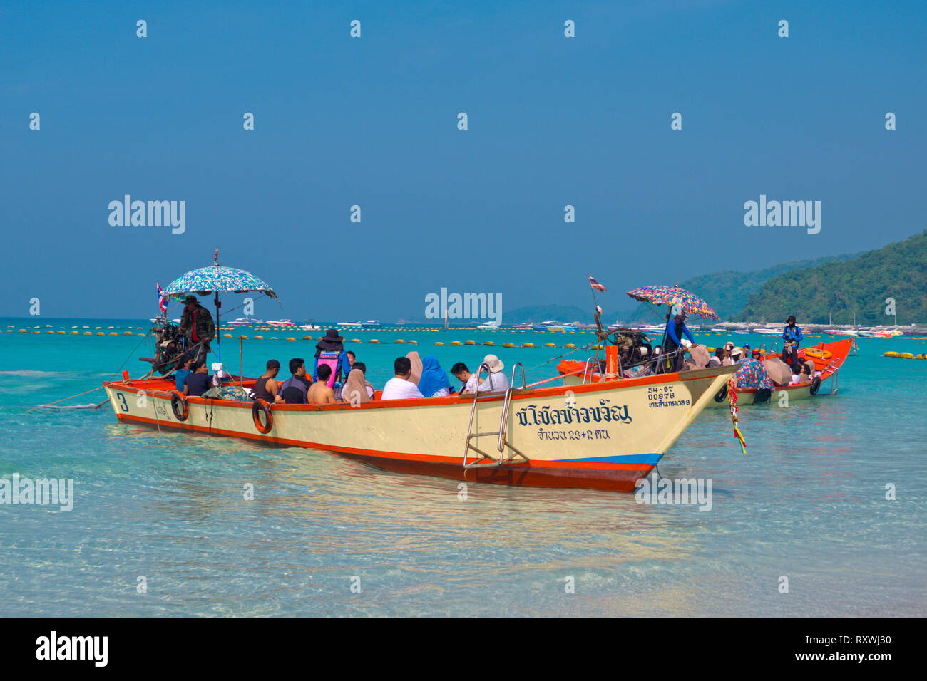 Tradizionale long tail barche, di fronte spiaggia Tawaen, Ko Lan, Thailandia Foto Stock