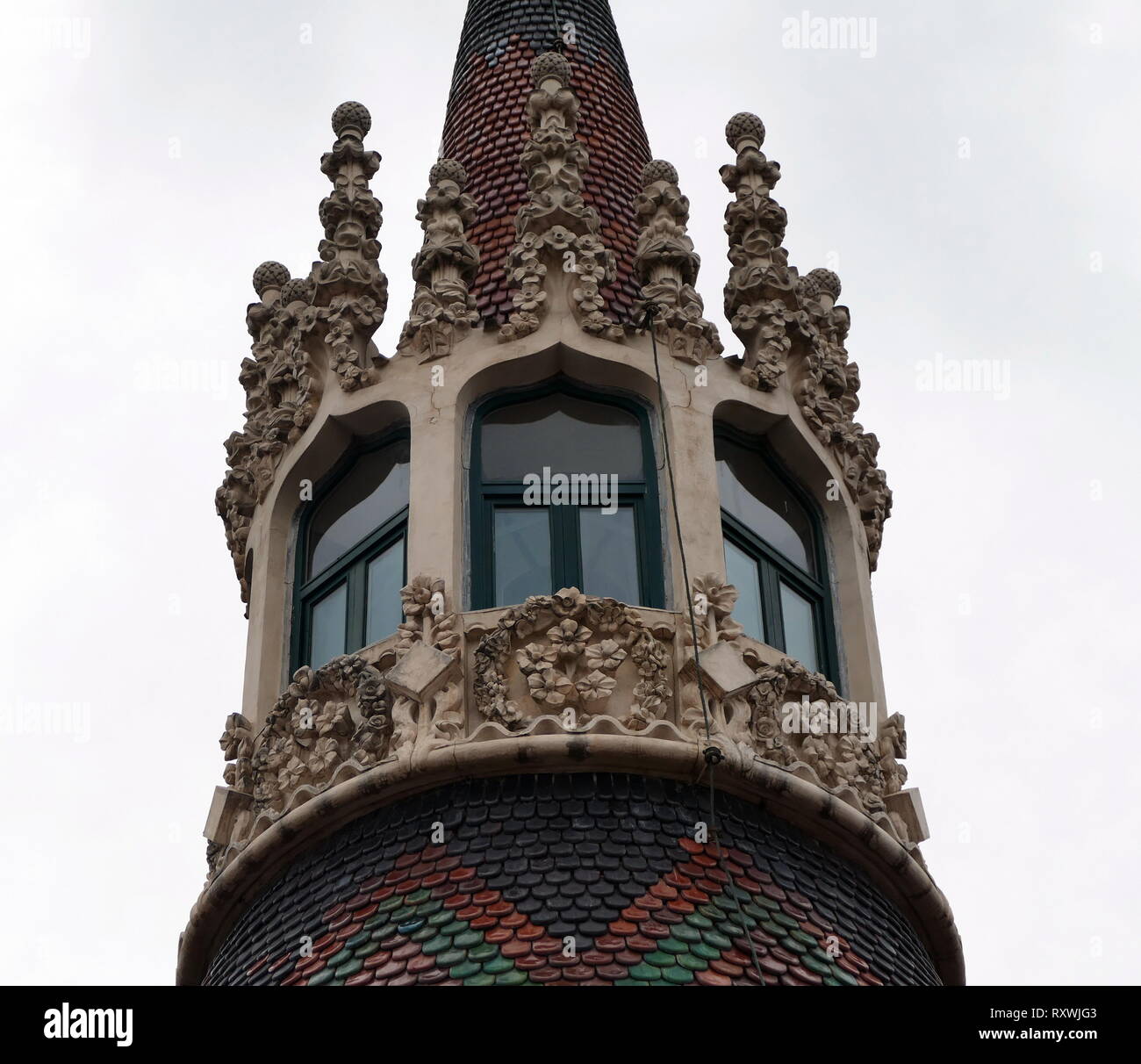 Dettagli esterni da La Casa de les Punxes, progettato dall'architetto modernista Josep Puig i Cadafalch. Costruito nella zona Eixample di Barcellona. area nel 1905. Bartomeu Terradas Brutau commissionato Josep Puig i Cadafalch per progettare una casa per ciascuno dei suoi tre sorelle, Angela Josefa e Rosa. Il risultato era un edificio ricorda i vecchi castelli medievali. Foto Stock