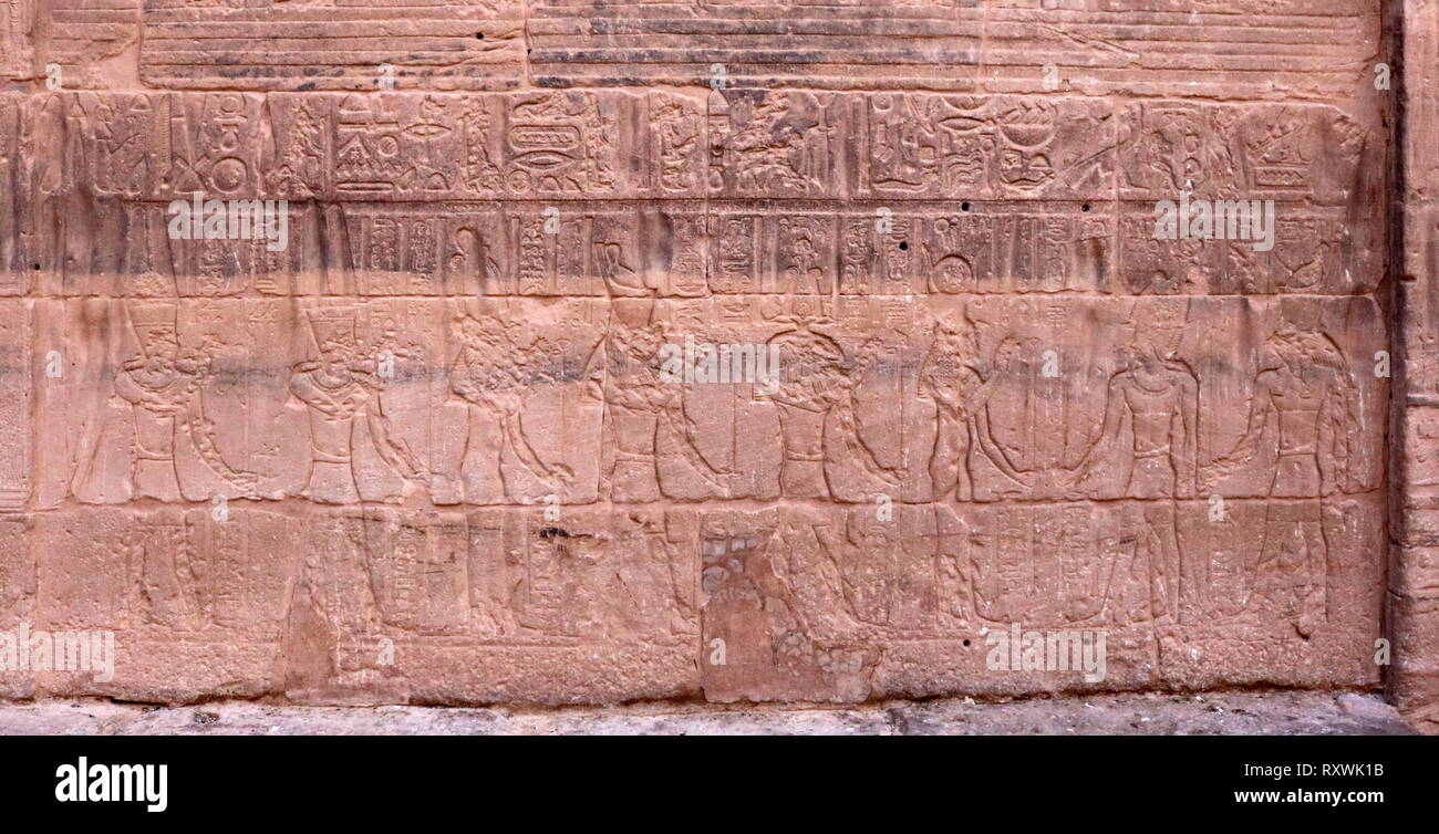 Sollievo dal Tempio di Philae impostato su un isola nel serbatoio della bassa di Aswan Dam, a valle della diga di Assuan e lago Nasser, Egitto. Complesso del tempio è stato smantellato e spostato alla vicina isola di Agilkia come parte dell'UNESCO Nubia progetto di campagna, prima del 1970 il completamento della diga di Assuan. L'isola tempio fu costruito durante il regno di Tolomeo 380-362 A.C. La divinità principale del complesso del tempio era Isis Foto Stock