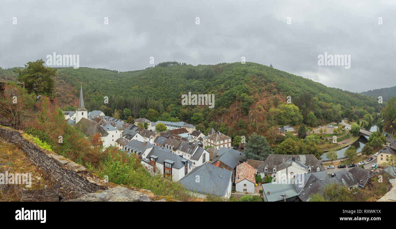Panorama di Esch-sur-sicuro dal castello che domina il borgo Foto Stock