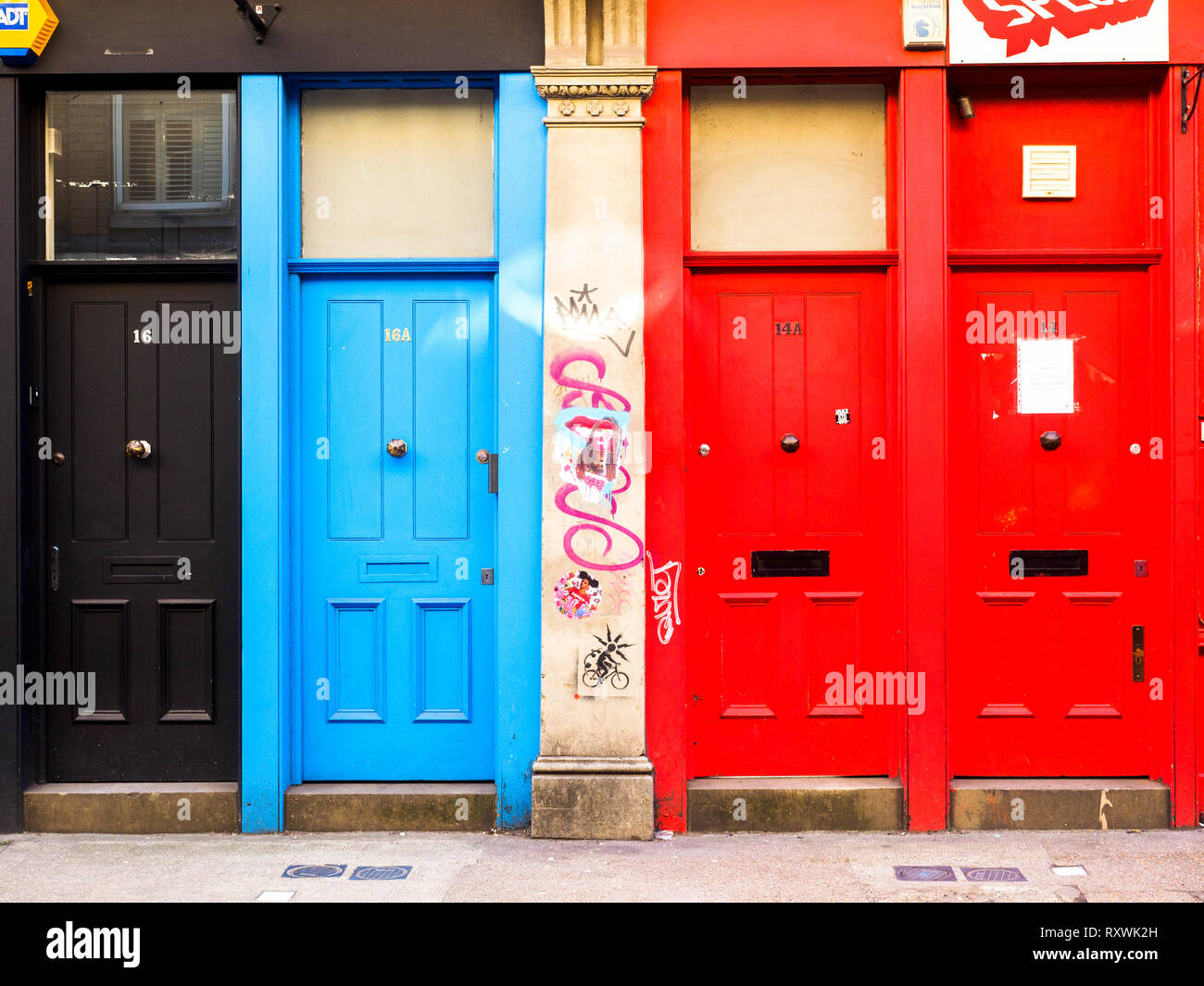 Colorfull porte nel Cheshire street vicino a Brick Lane - Londra, Inghilterra Foto Stock