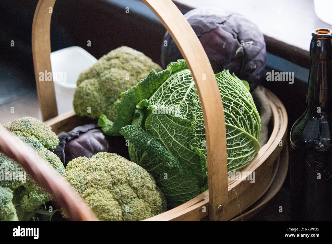 Un cesto di verdure Foto Stock