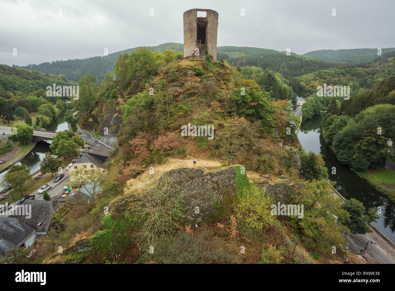 Il castello di Esch-sur-sicuro con il fiume Sauer su entrambi i lati Foto Stock