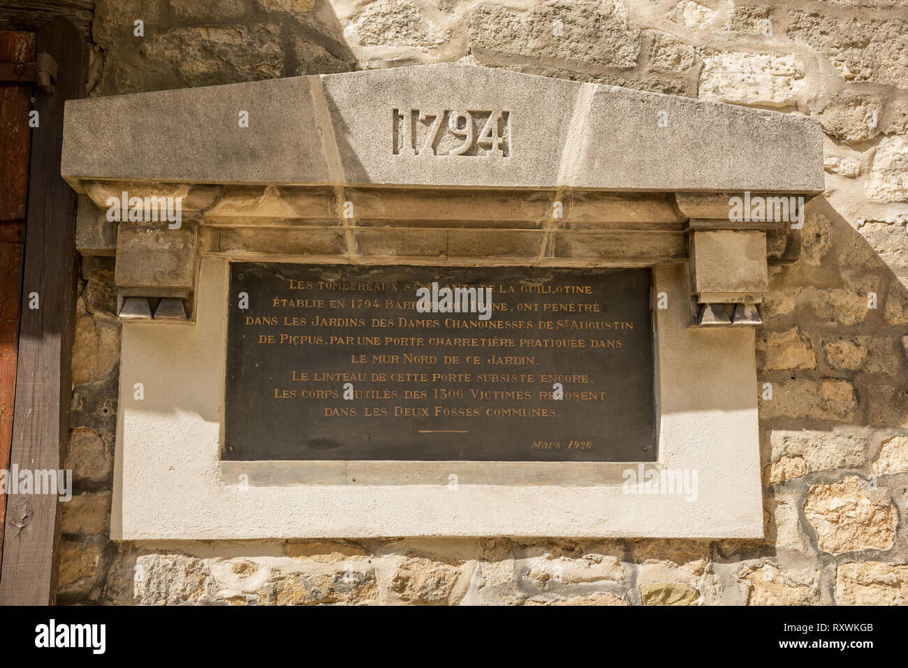 Lapide a ricordo dei cittadini decapitato durante la rivoluzione francese presso il cimitero di Picpus Foto Stock