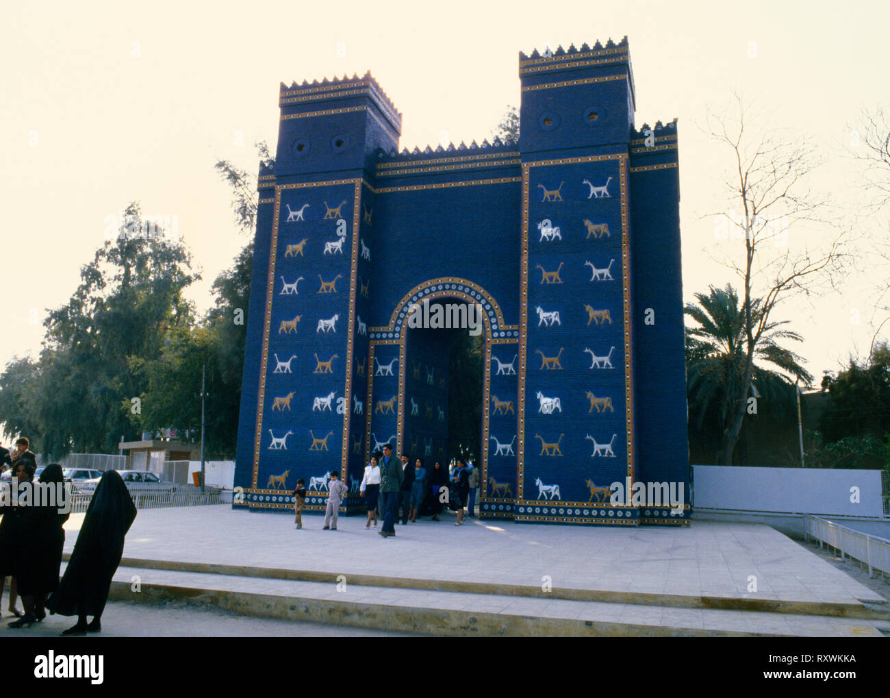 Il formato a mezza replica della porta di Ishtar a Babilonia (Bab-Il, Babel), 90km SW di Baghdad, Iraq, fotografata nel marzo 1983 durante la guerra Iran-Iraq. Foto Stock