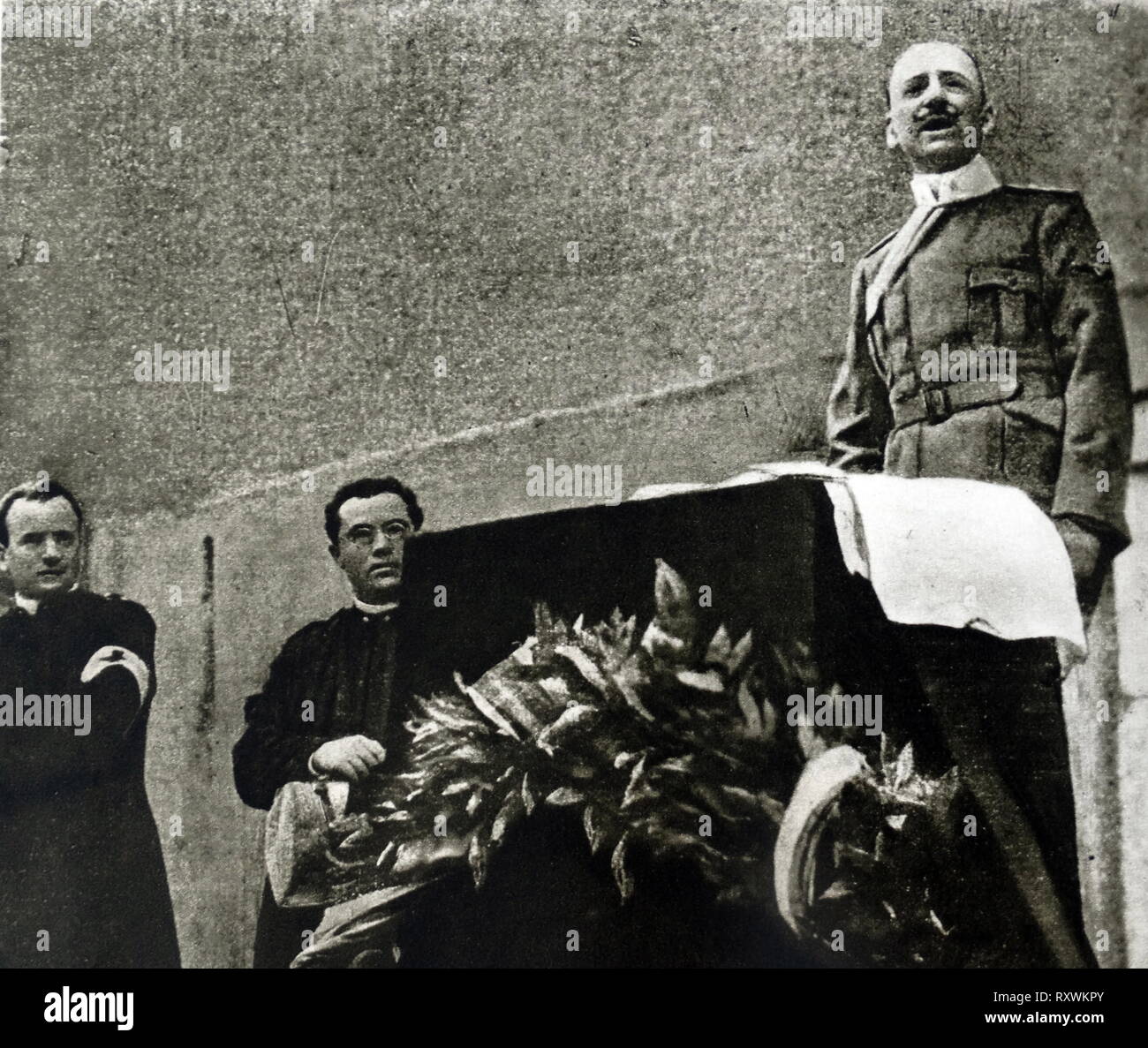 Generali di Gabriele D'Annunzio, (1863 - 1938), scrittore italiano, poeta, giornalista, drammaturgo e soldato durante la Prima Guerra Mondiale egli ha occupato un posto di rilievo nella letteratura italiana dal 1889 al 1910 e successivamente la vita politica dal 1914 al 1924. Egli è stato spesso definito sotto la epiteti il Vate ("il Poeta") o il Profeta ("il profeta"). Alcune delle sue idee ed estetica hanno influenzato il fascismo italiano e lo stile di Benito Mussolini e perciò Adolf Hitler; egli è stato descritto come "il padre del fascismo". Foto Stock