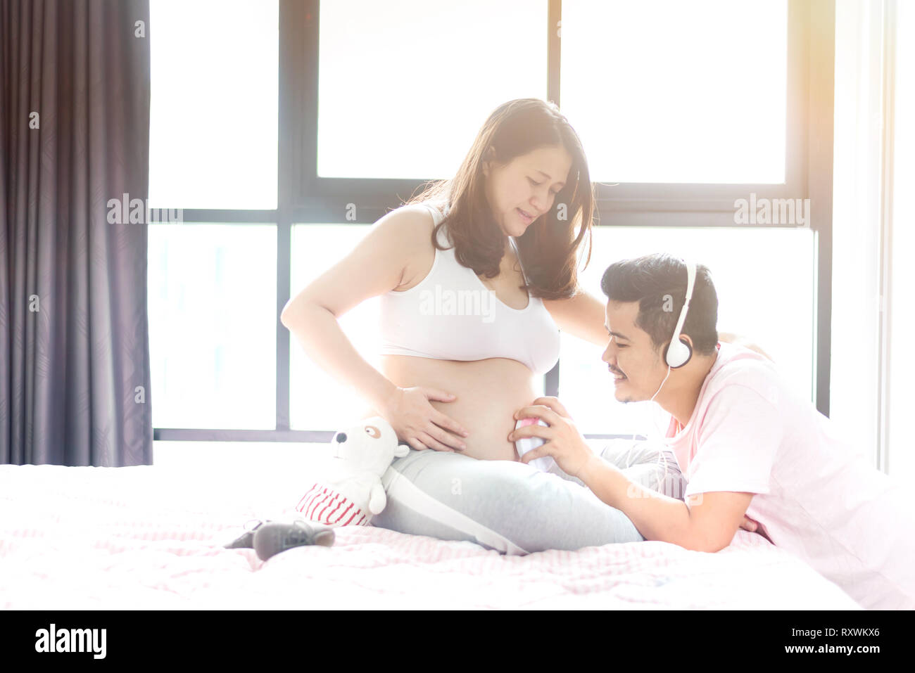 Asian donna incinta con il marito. Festa della mamma e la giornata internazionale delle donne. Sarà la mamma e avente kid. Foto Stock