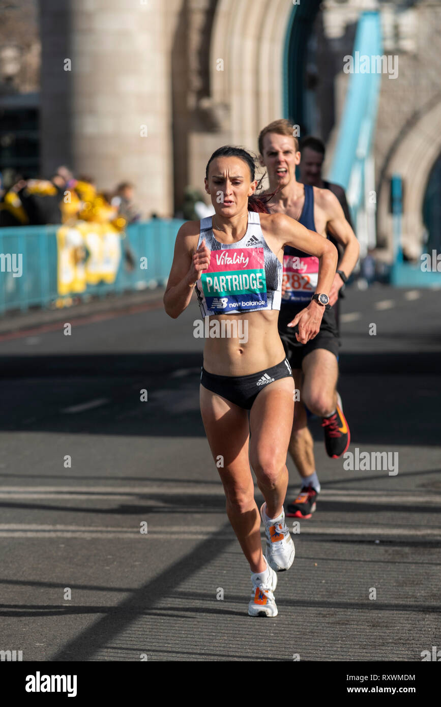 Lily Partridge in esecuzione nella vitalità grande la metà mezza maratona attraversando il Tower Bridge di Londra, Regno Unito. Foto Stock