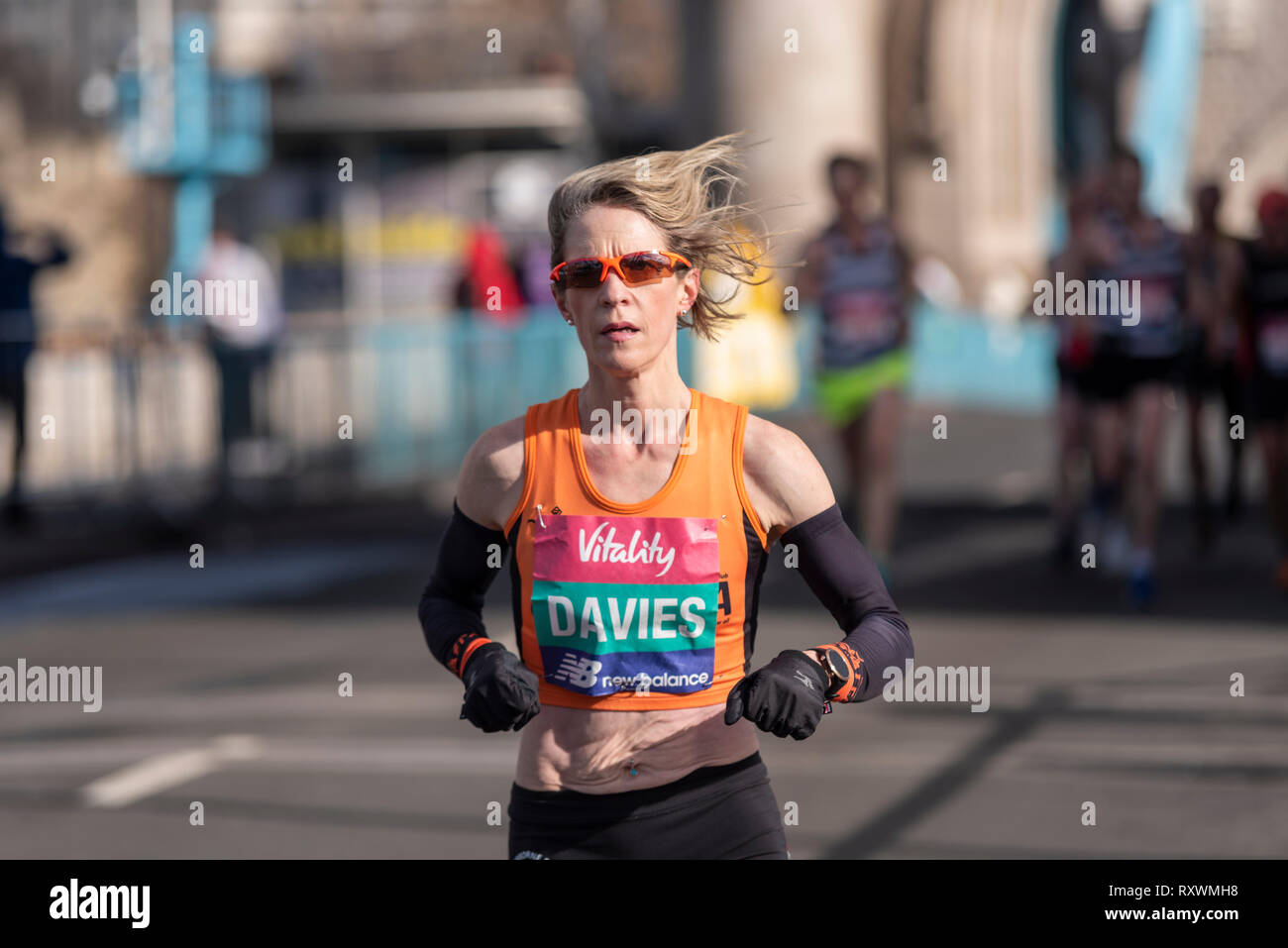Helen Davies in esecuzione nella vitalità grande la metà mezza maratona attraversando il Tower Bridge di Londra, Regno Unito. Foto Stock