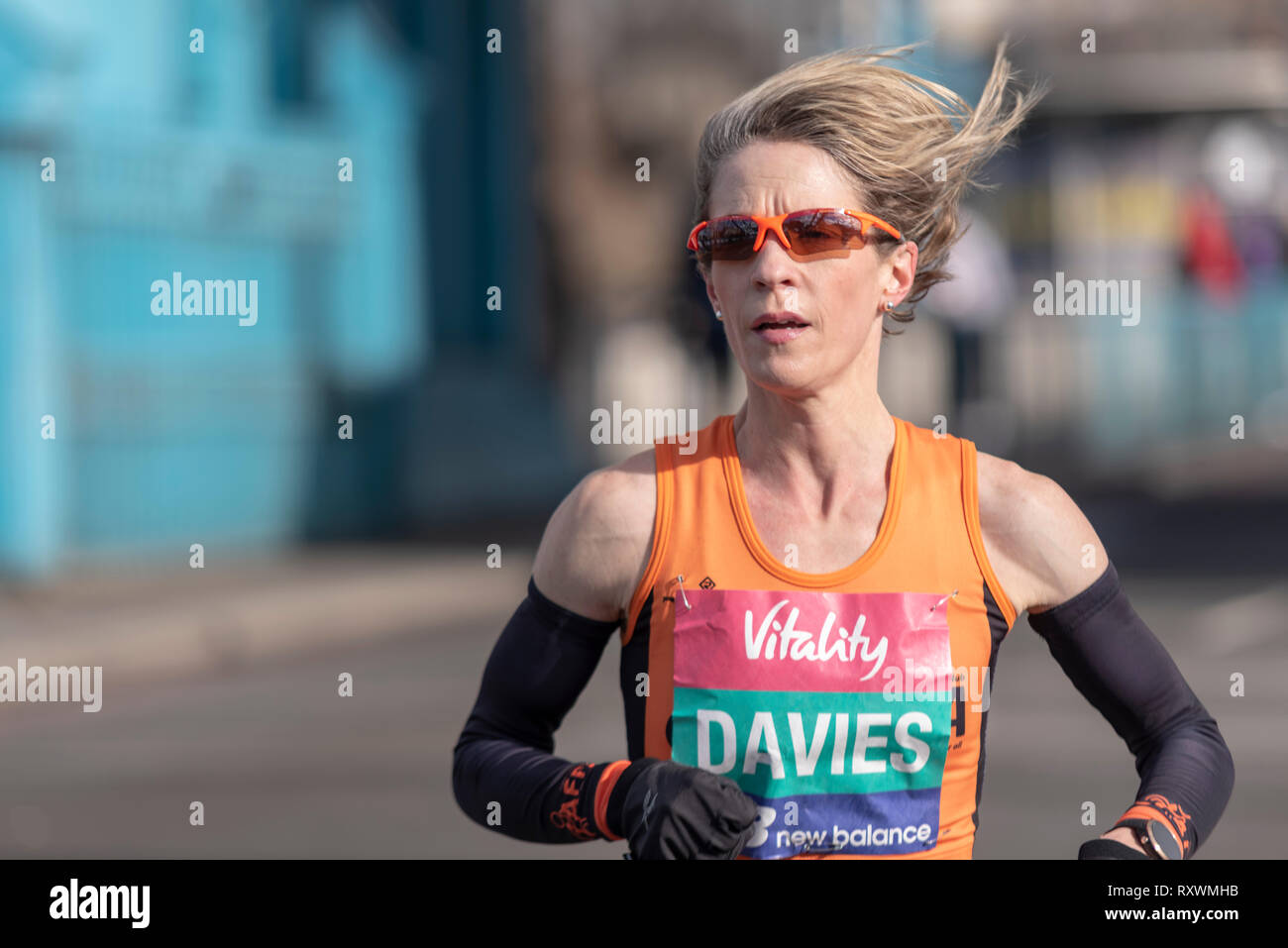 Helen Davies in esecuzione nella vitalità grande la metà mezza maratona attraversando il Tower Bridge di Londra, Regno Unito. Foto Stock