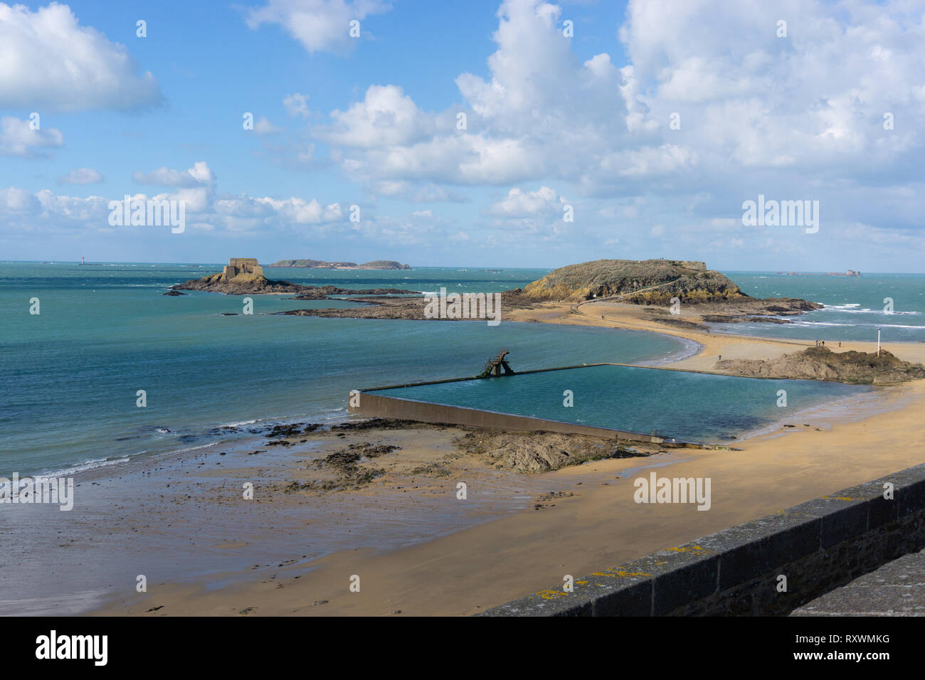 La scena sulla spiaggia di Saint Malo Francia affacciato sulla spiaggia di roccia e fortezze, pool di marea Foto Stock