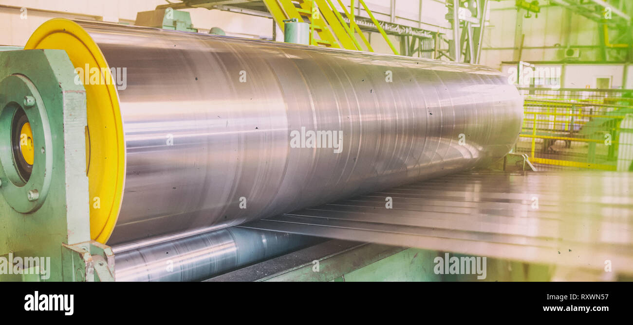 Bobina di lamiera di acciaio galvanizzato a macchina da taglio. Ambiente industriale con ferramenta e carpenteria metallica la fabbricazione di fabbrica per la produzione di metallo p Foto Stock