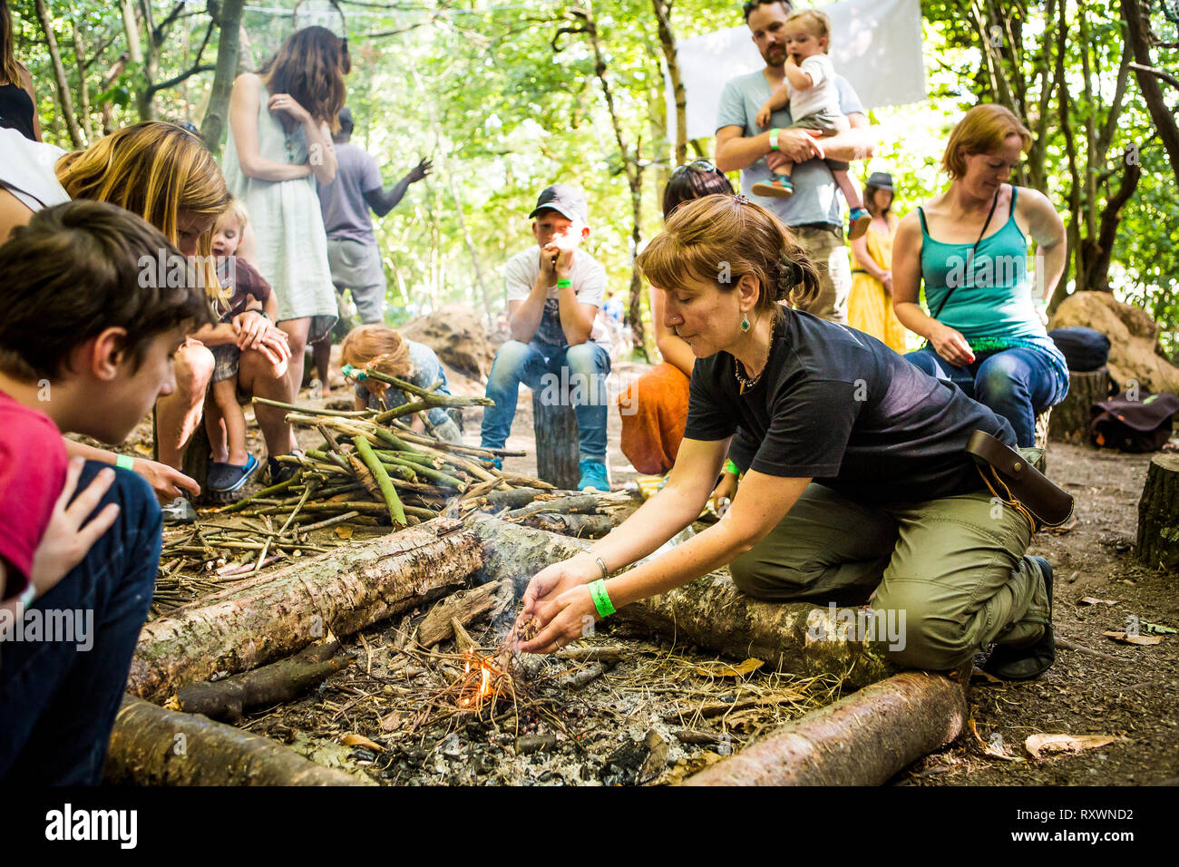 Imparare ad accendere il fuoco in un bosco bushcraft workshop presso nel selvaggio festival, Kent, Regno Unito Foto Stock