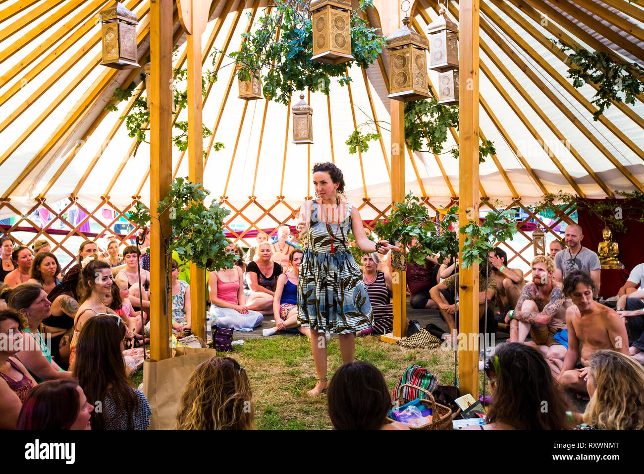 Festival di canto corale a un workshop in yurta presso nel selvaggio festival, Kent, Regno Unito Foto Stock