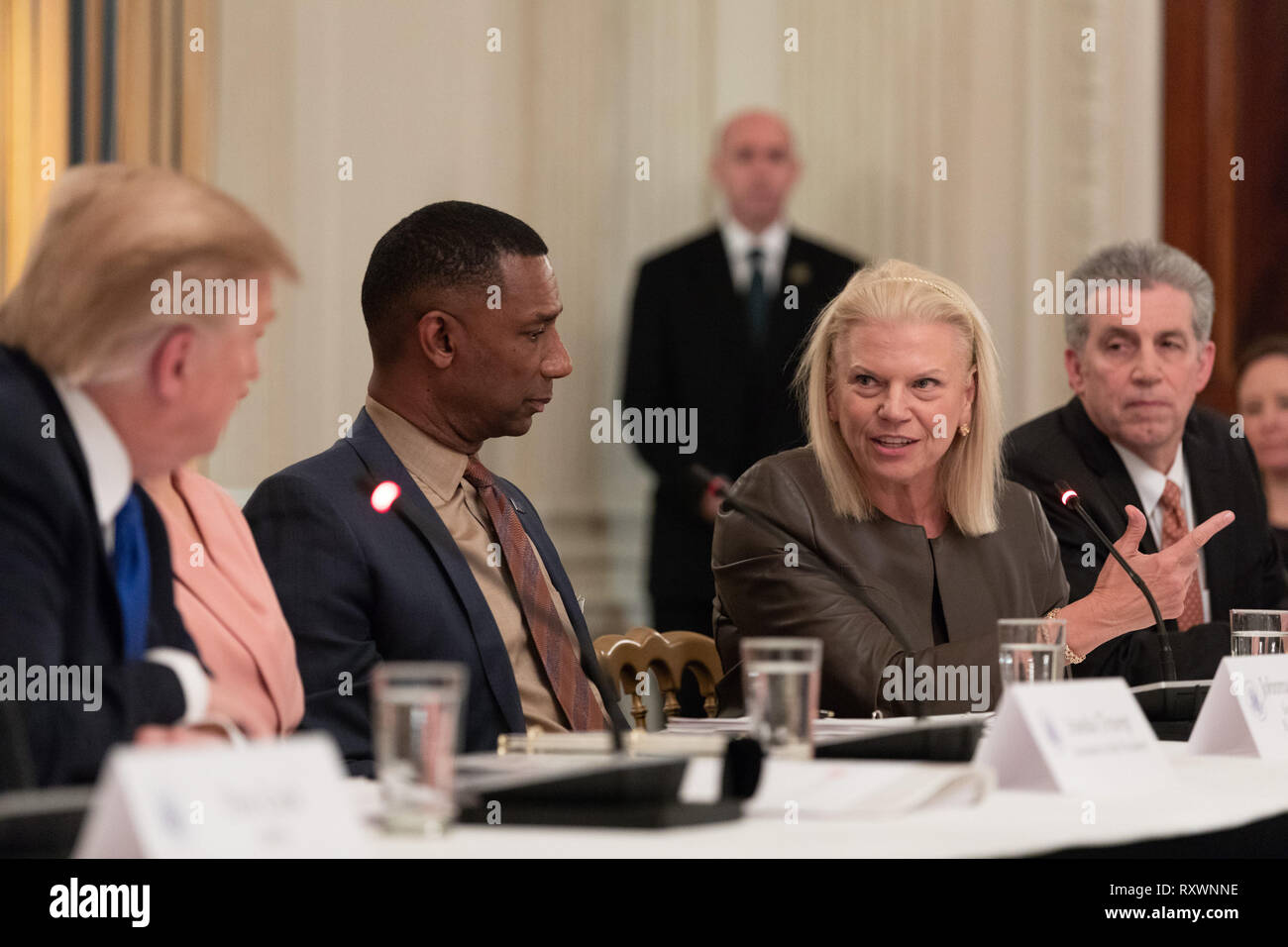 CEO di IBM, Ginni Rometty, destra parla durante la forza lavoro americana Policy Advisory Board riunione presieduta dal presidente statunitense Donald Trump, sinistra, nello Stato sala da pranzo della Casa Bianca il 6 marzo 2019 a Washington, DC. Foto Stock