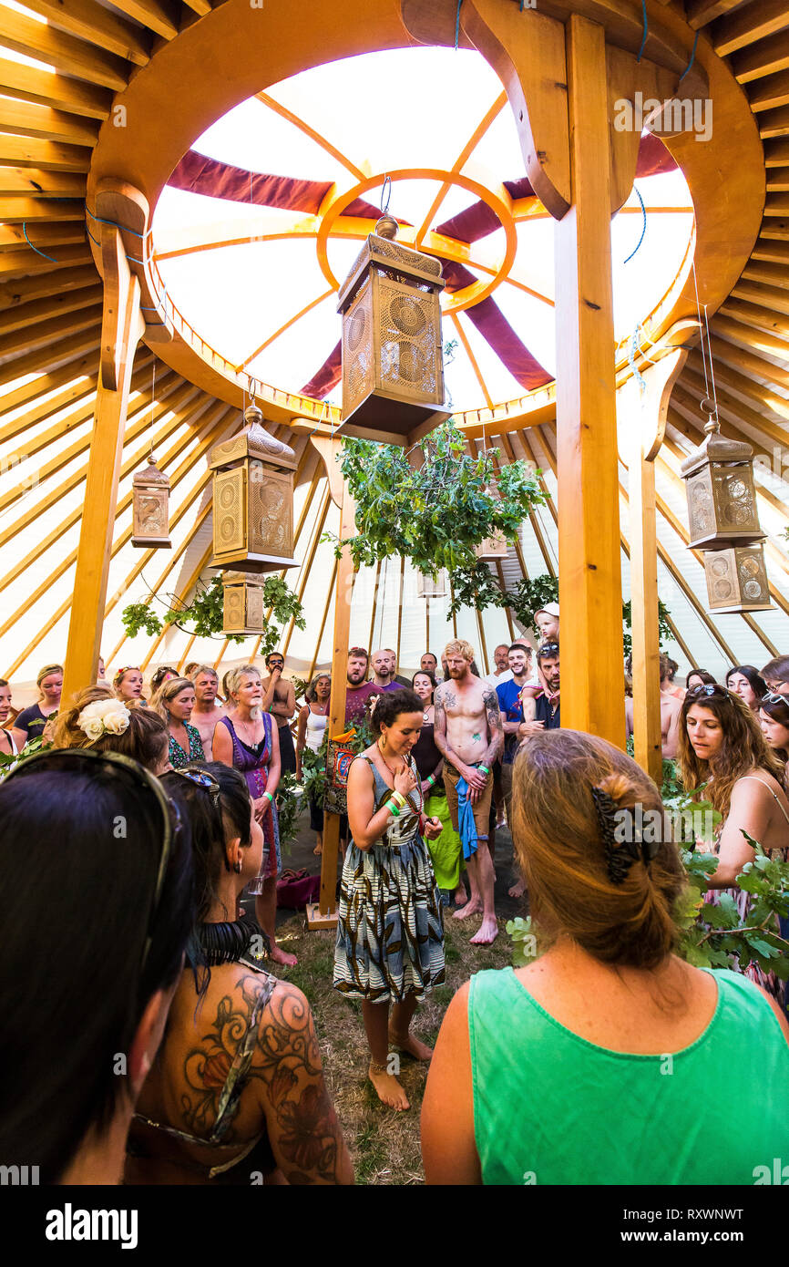 Festival di canto corale a un workshop in yurta presso nel selvaggio festival, Kent, Regno Unito Foto Stock