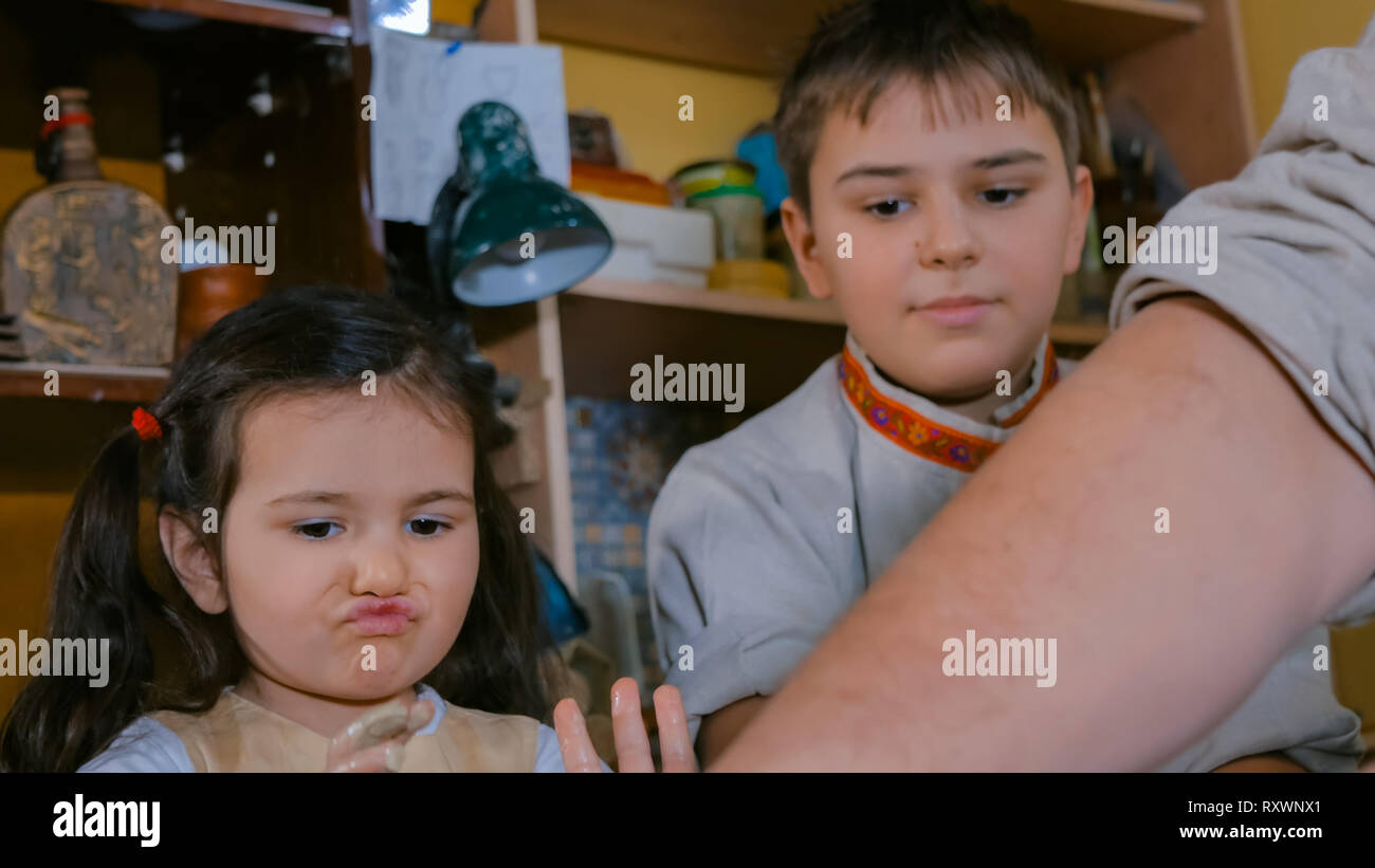 Potter che mostra come lavorare con ceramica in ceramica studio Foto Stock