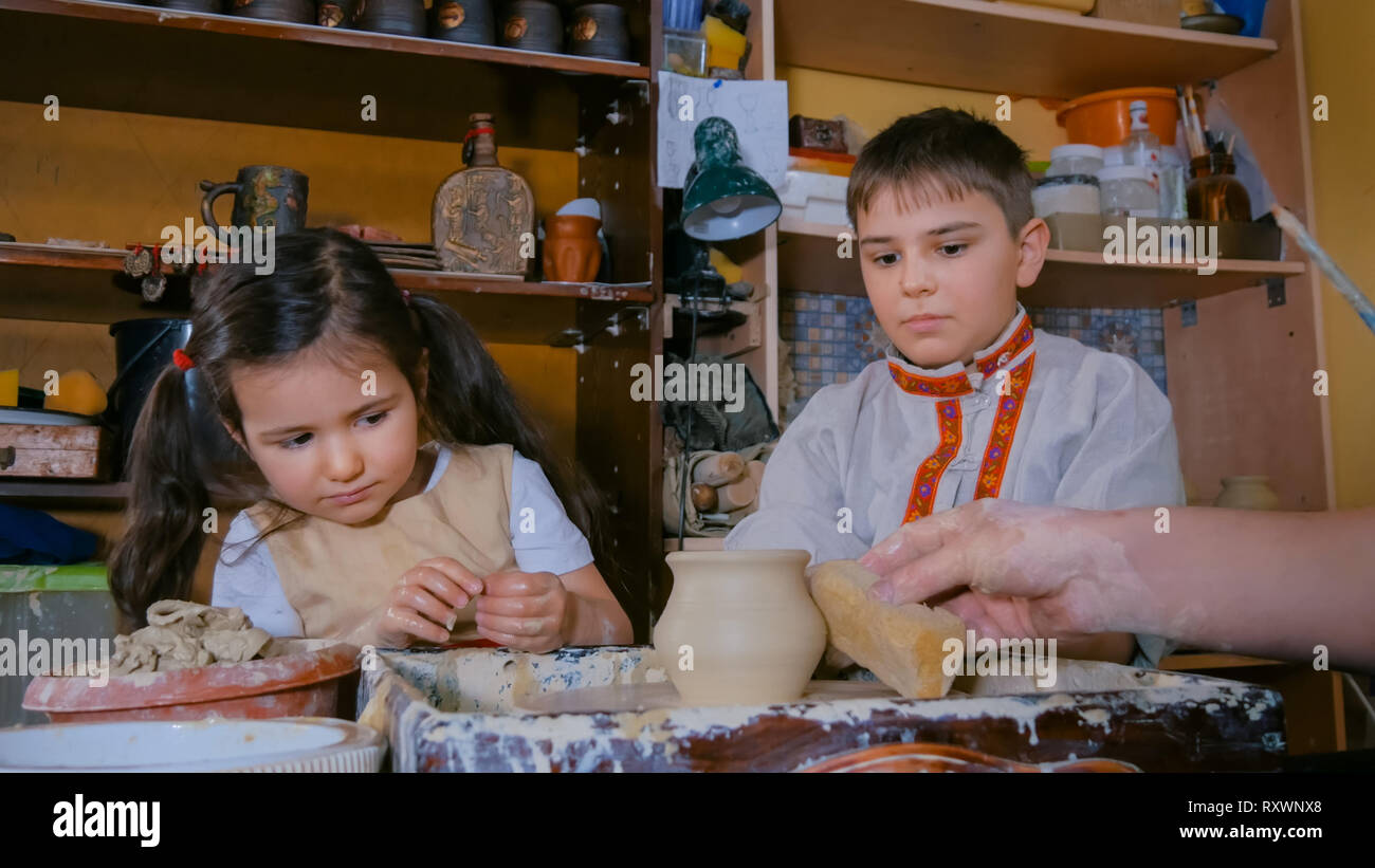 Potter che mostra come lavorare con ceramica in ceramica studio Foto Stock